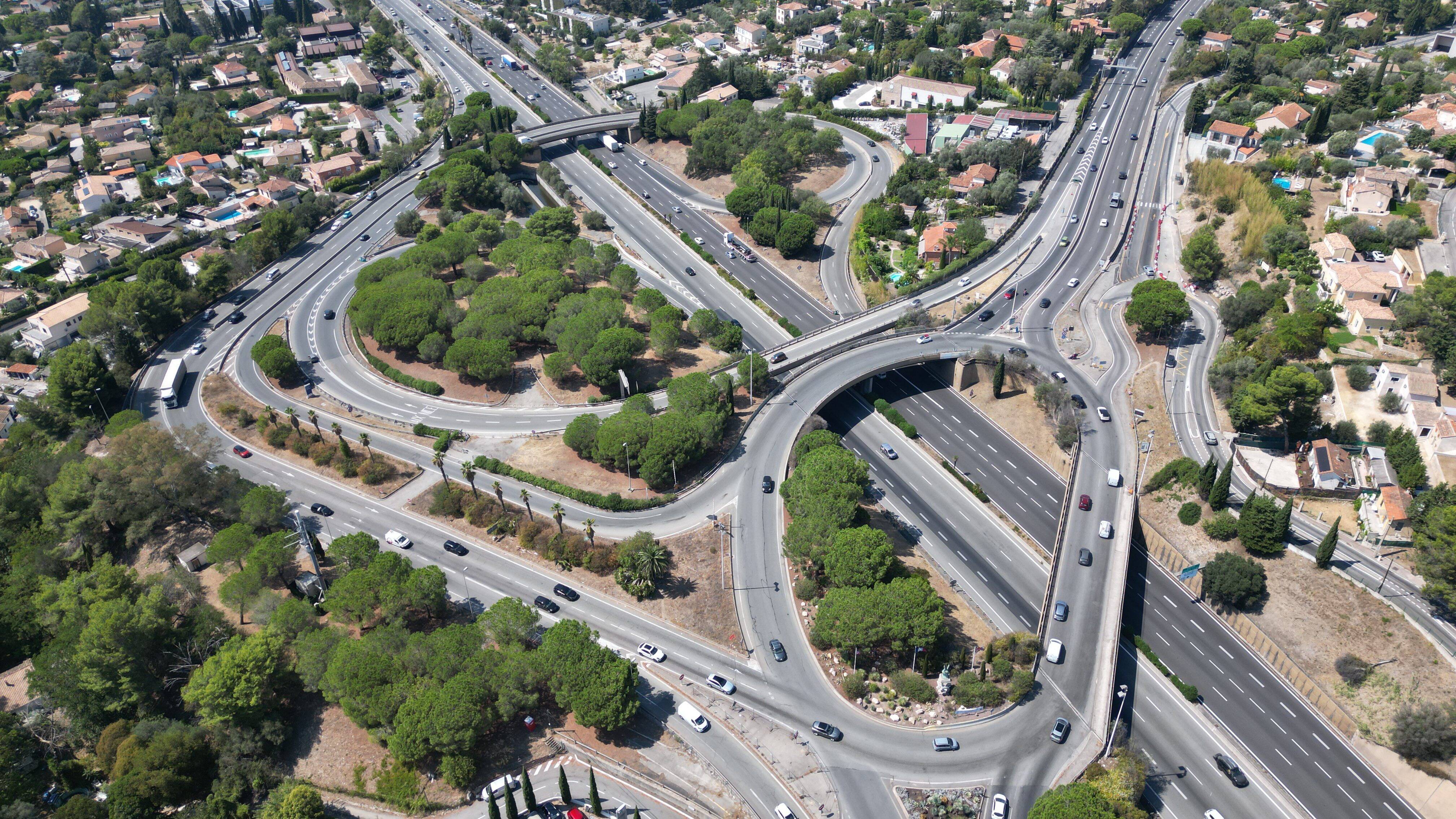 Le chantier du rond-point d'accès à l'A8 à Cannes débute ce mardi et il risque d'impacter vos trajets quotidiens...