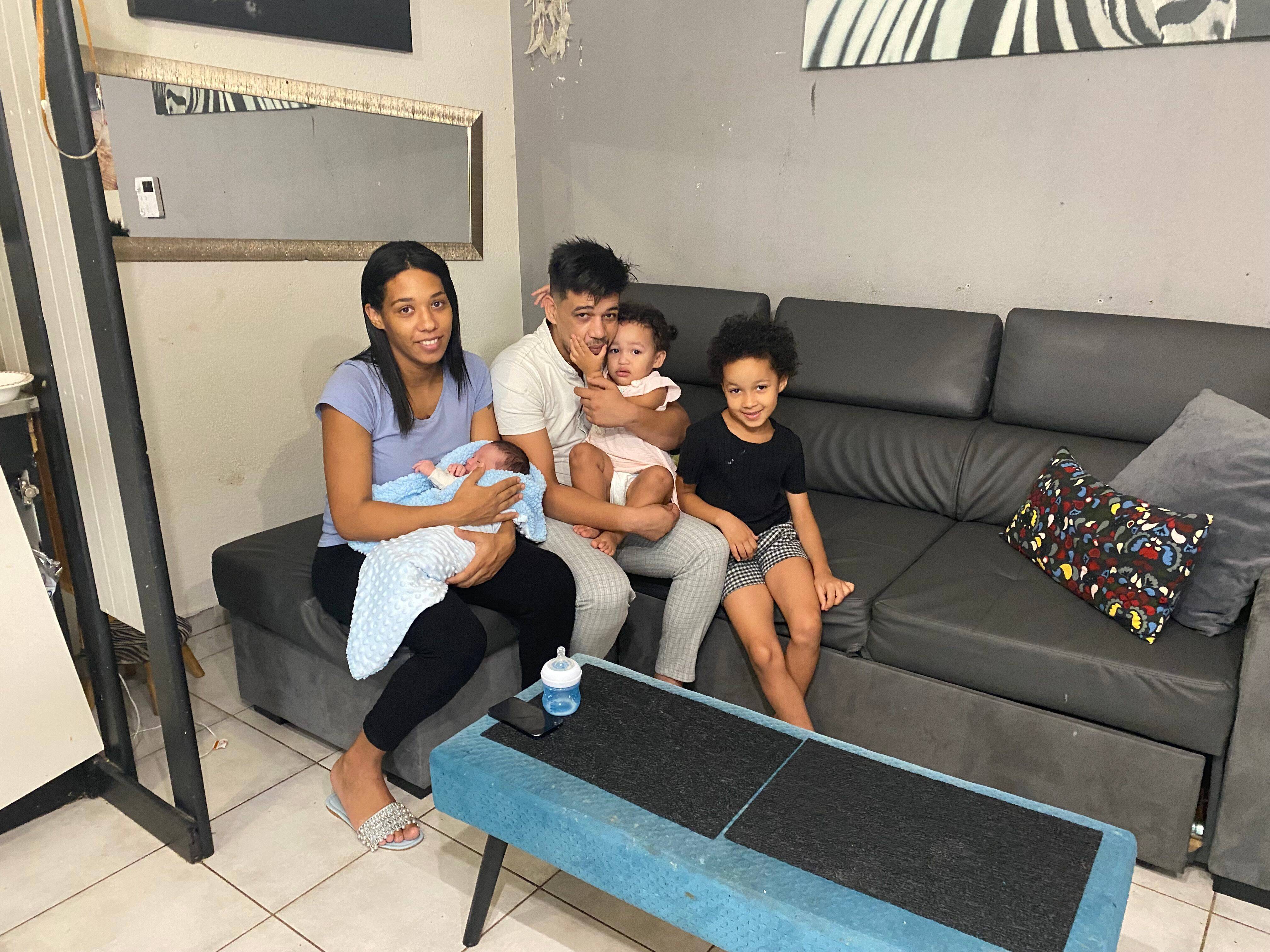 "L'humidité est partout, on respire mal...": une famille dénonce l'insalubrité de son logement à Antibes, le gestionnaire de la résidence réfute