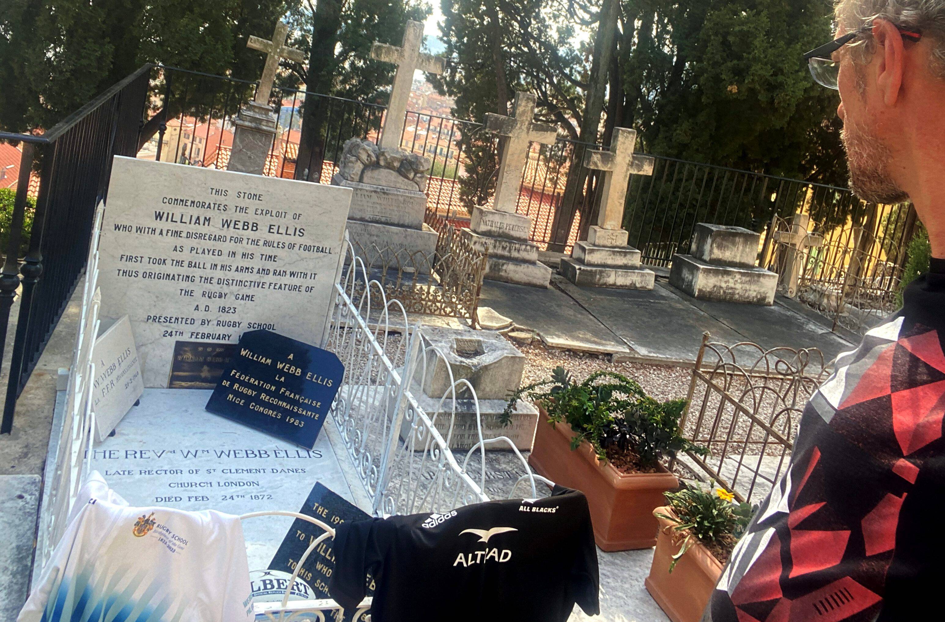 "C'est un incontournable": qui sont les visiteurs de William Webb Ellis, inventeur supposé du rugby, au cimetière de Menton?