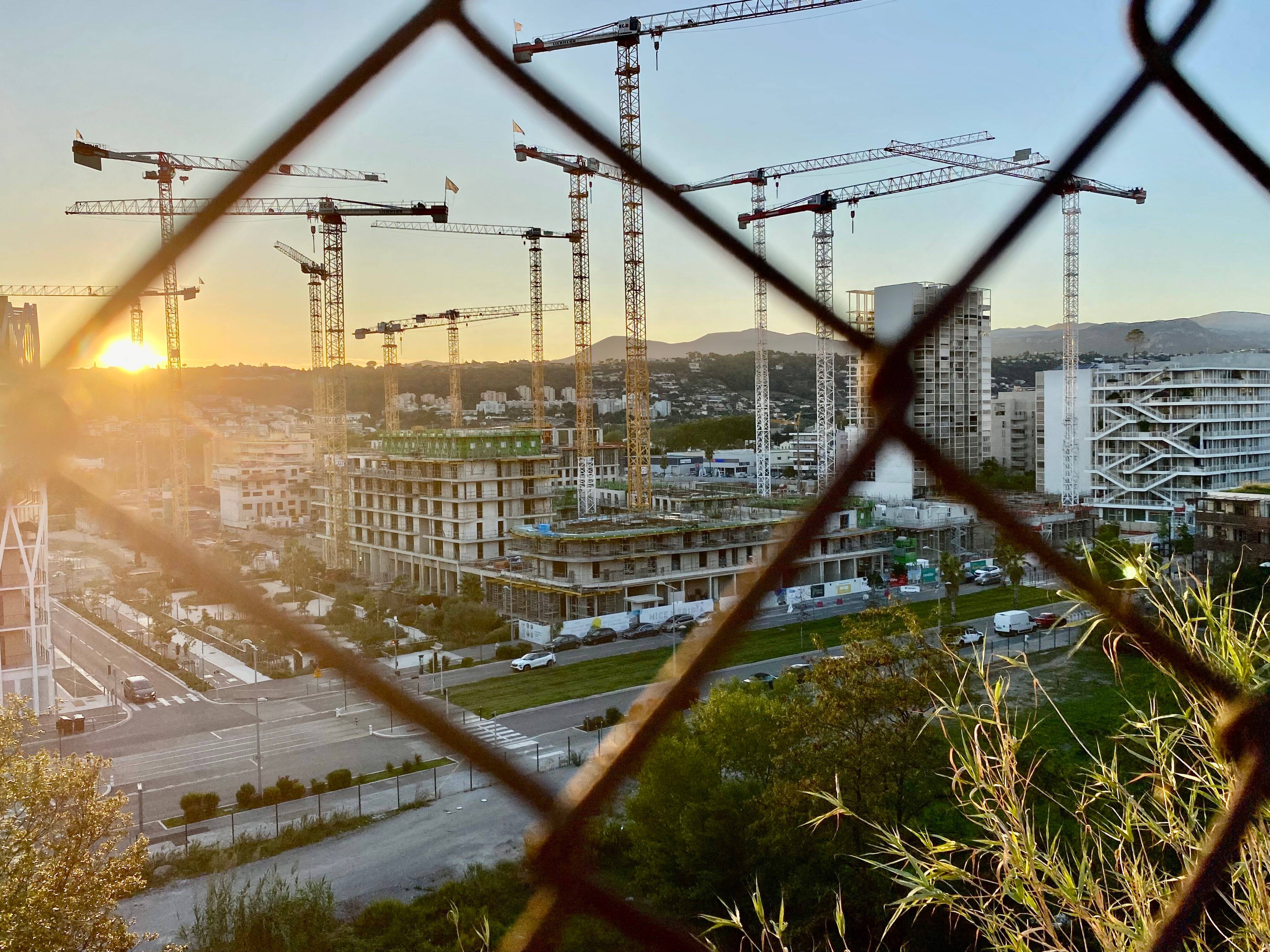 La production de logements neufs en forte baisse, des milliers d'emplois dans le BTP menacés dans les Alpes-Maritimes et le Var