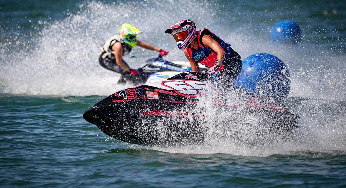 Avec seulement 3 points de retard, la pilote monégasque Lisa Caussin Battaglia vise l'or aux championnats du monde de jet-ski en Thaïlande