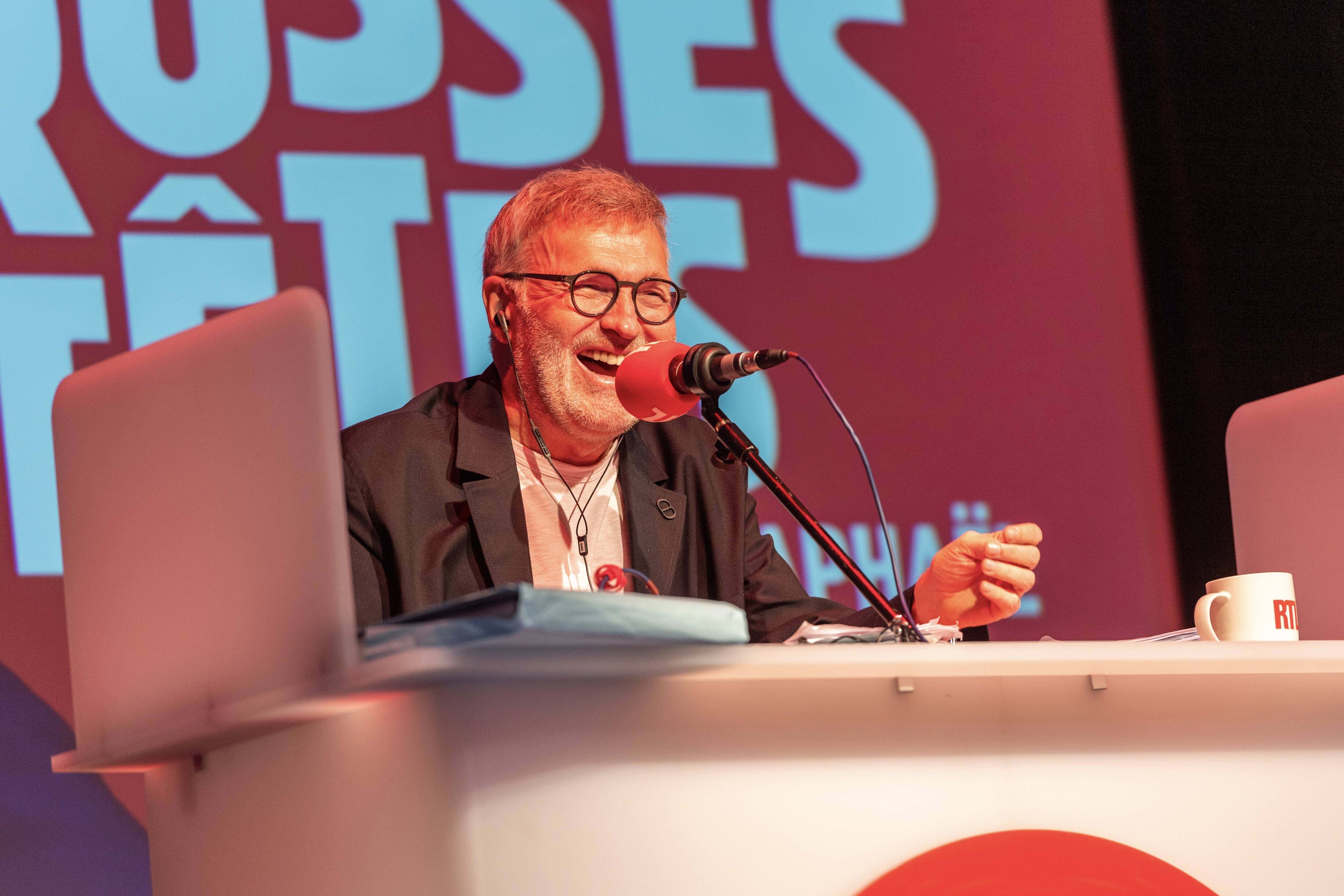 "De plus en plus difficile de faire rire": on a assisté à l'enregistrement des Grosses têtes à Saint-Raphaël