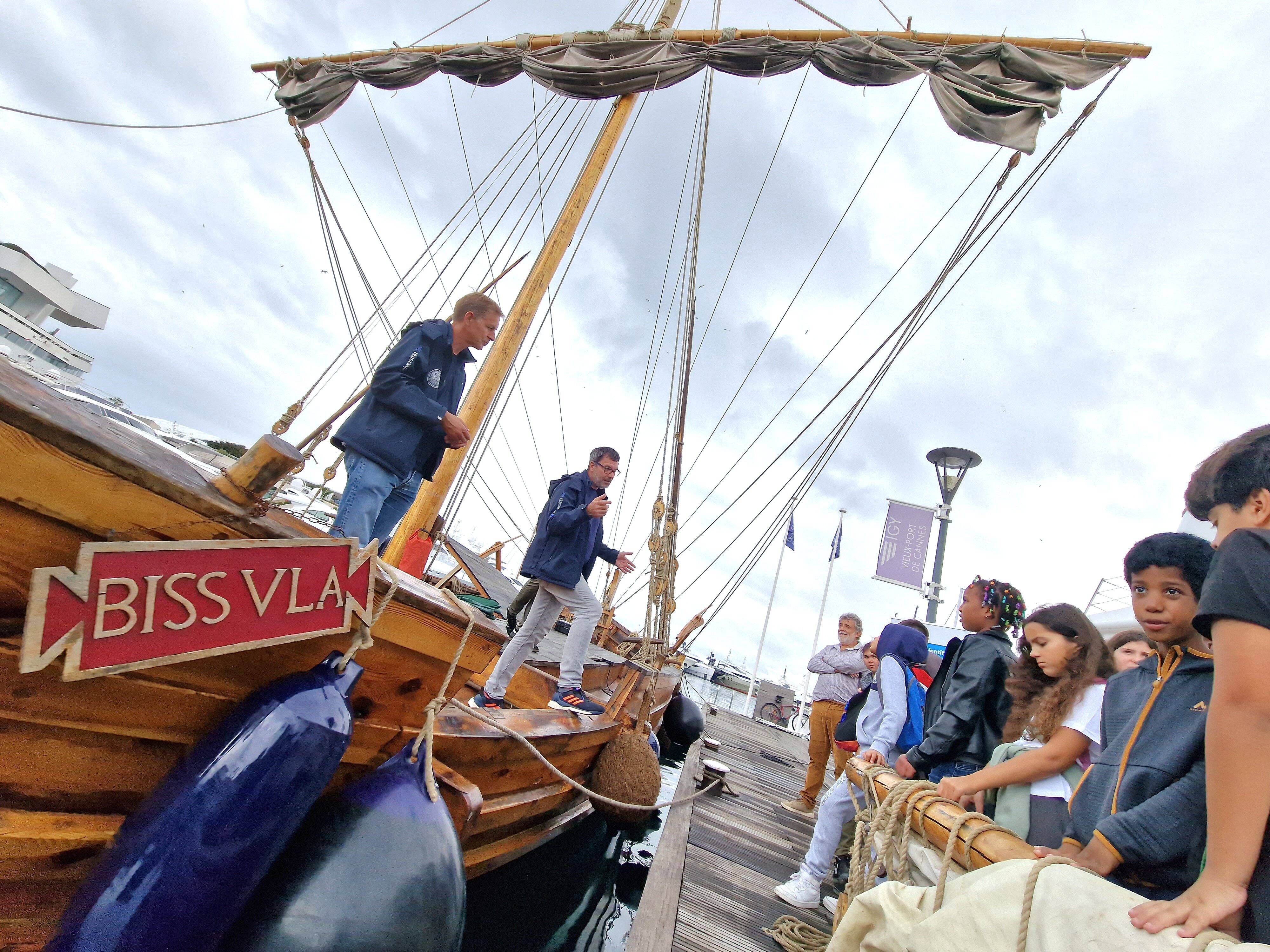 Venez faire un bond dans le passé avec ce navire romain reproduit à l'identique sur le vieux port de Cannes