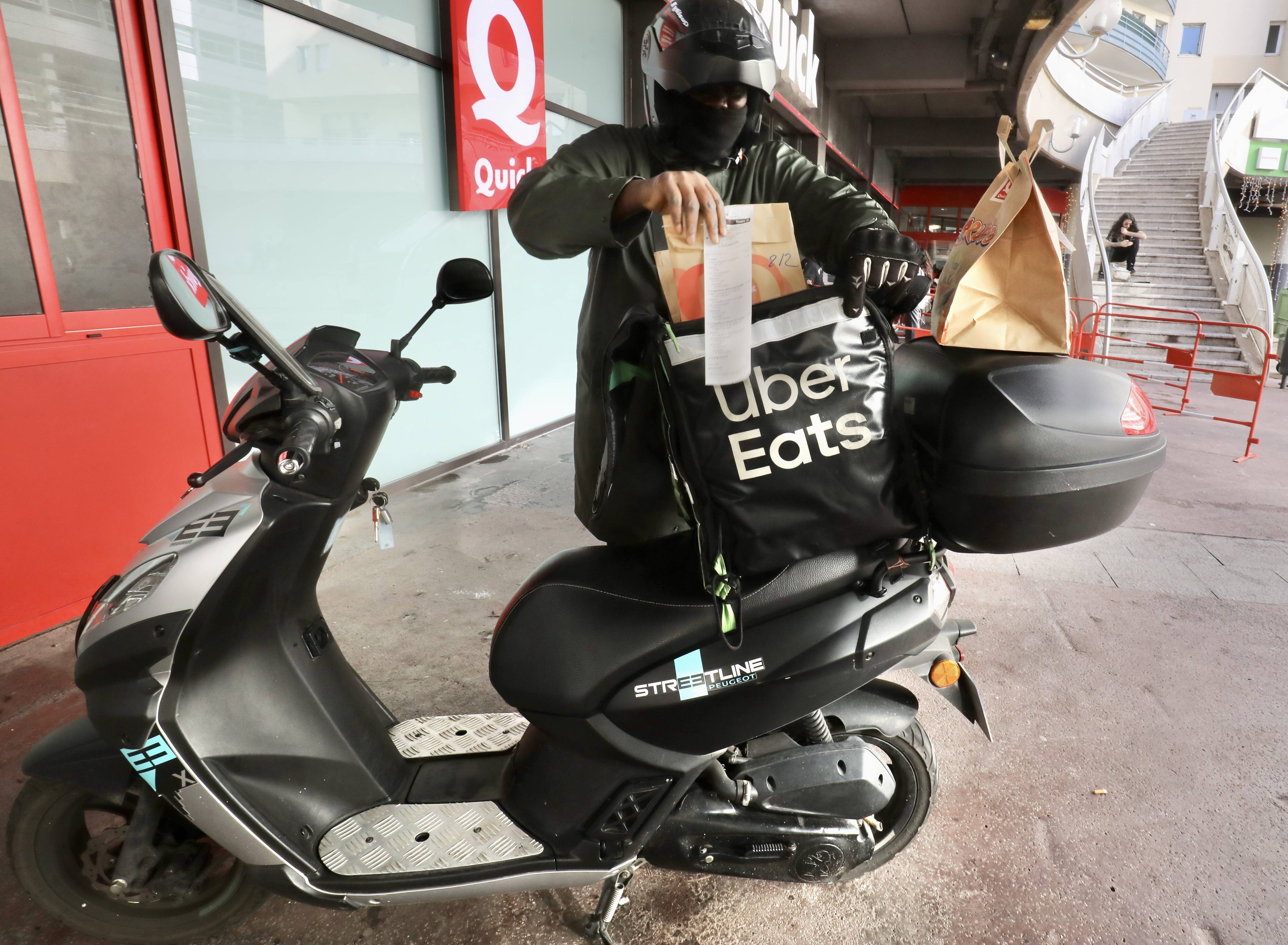 "Tant que je n'ai pas atteint 100¬ par jour, je reste connecté": un livreur Uber Eats nous raconte son quotidien dans le Var
