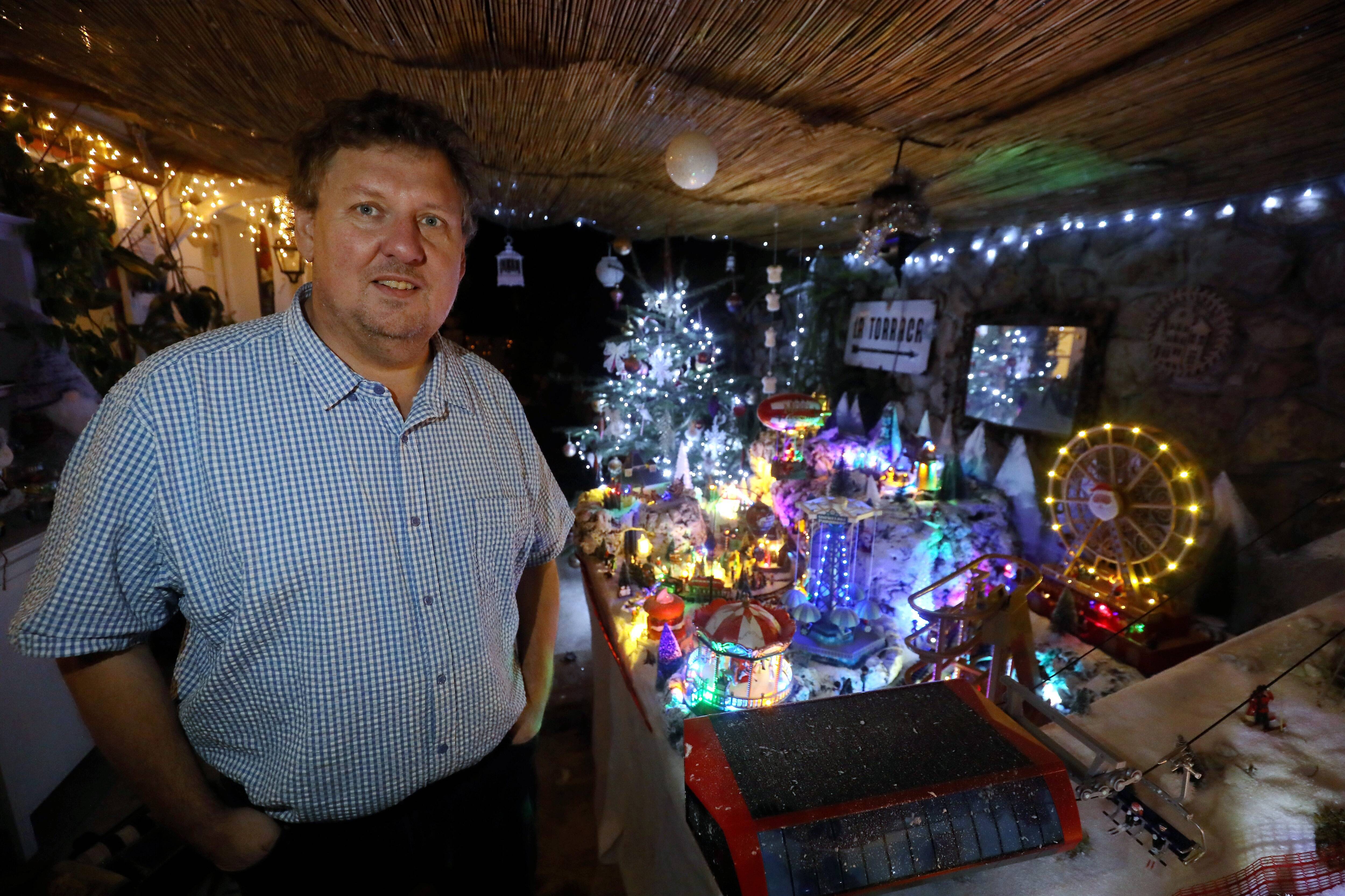 Passionné par les fêtes de fin d'année, cet Azuréen invite les enfants à venir visiter (gratuitement) son village de Noël