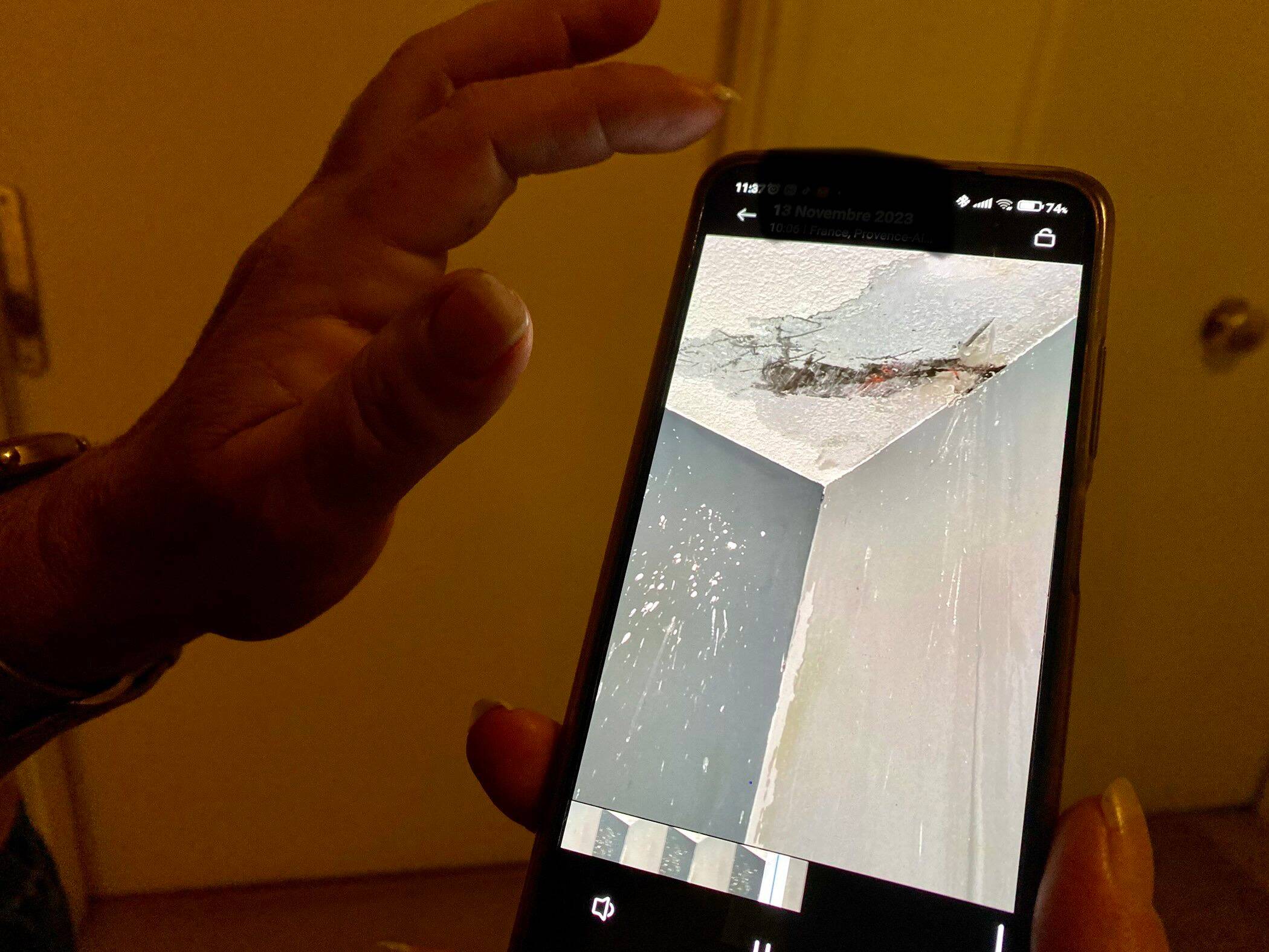 "Je mettais des réveils toutes les deux heures pour vider des seaux de cinq litres": le ras-le-bol des résidents de cet HLM de Biot