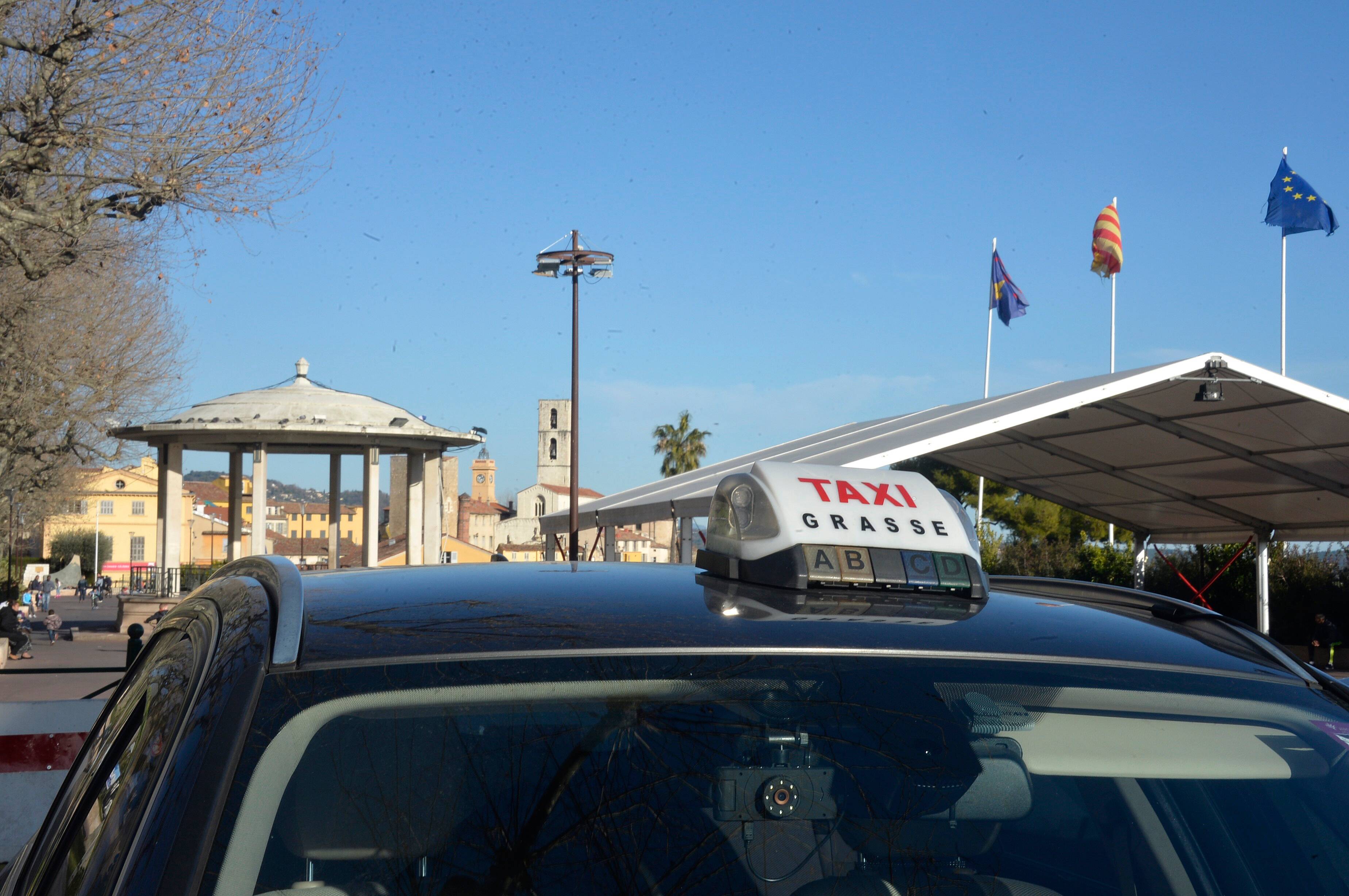 Après la crise sur la hausse du stationnement, la Ville et les taxis s'entendent sur le "squat" des emplacements réservés aux professionnels
