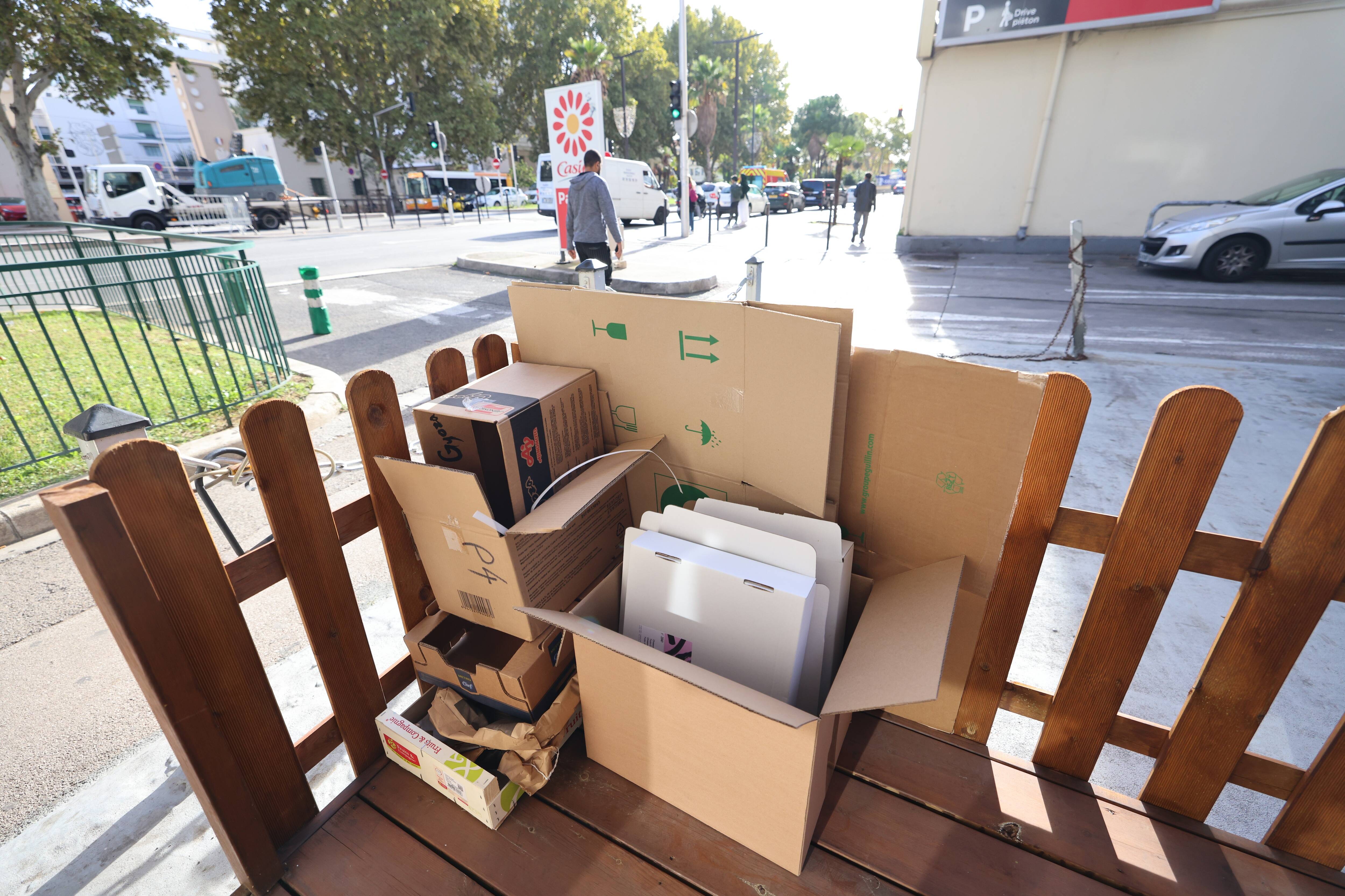 C'est la confusion chez les commerçants qui dénoncent "un racket" sur l'enlèvement des cartons, la Ville de Nice clarifie sa législation