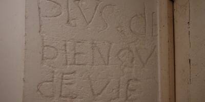 Quelle est cette étrange inscription dans la Porte de France à Antibes