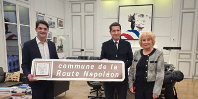 Pour se souvenir du passage de Napoléon à Cannes, David Lisnard se voit remettre des panneaux patrimoniaux