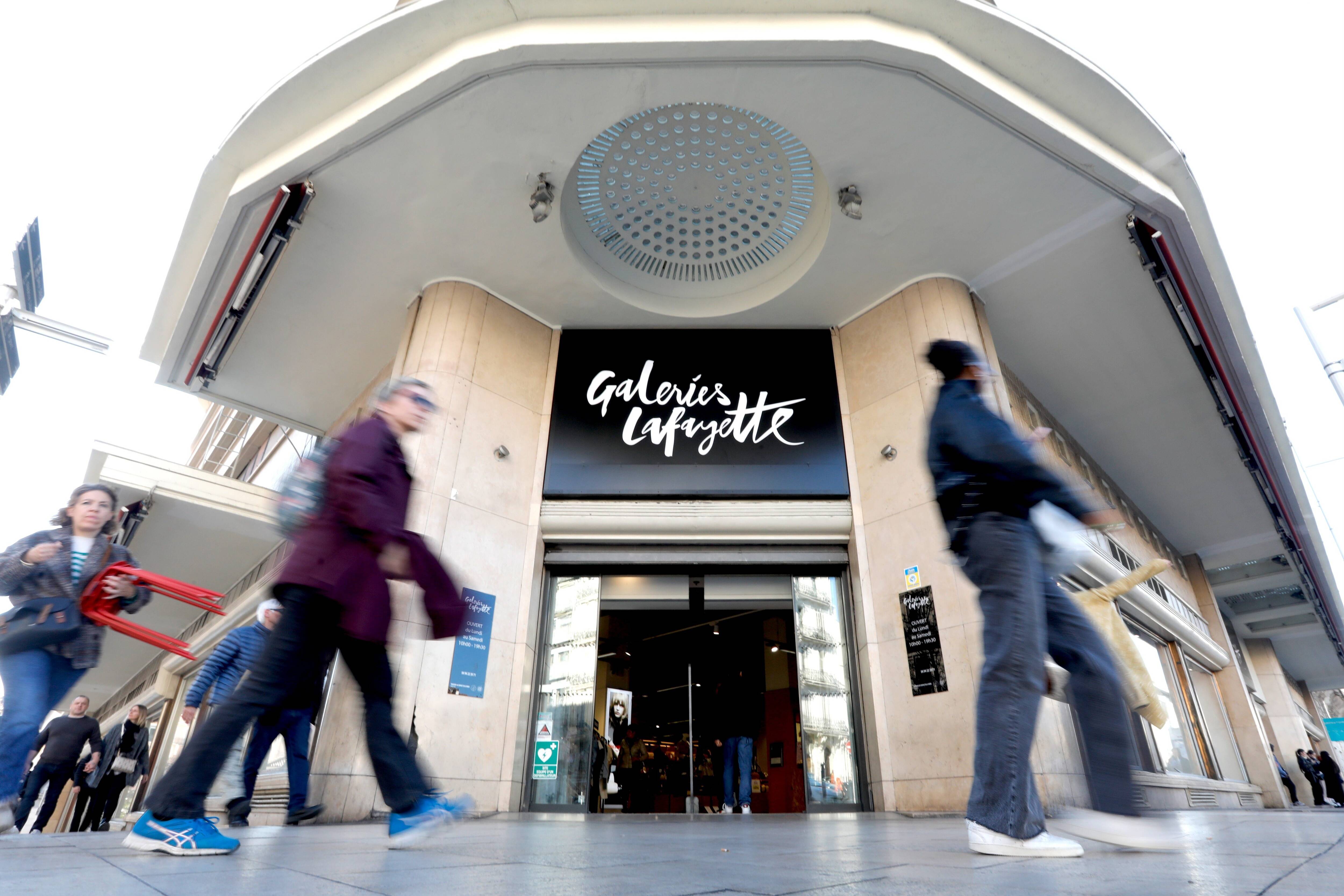 "On fait tout pour fidéliser les clients": les salariés des Galeries Lafayette dans l'incertitude ne laissent rien paraître à Toulon