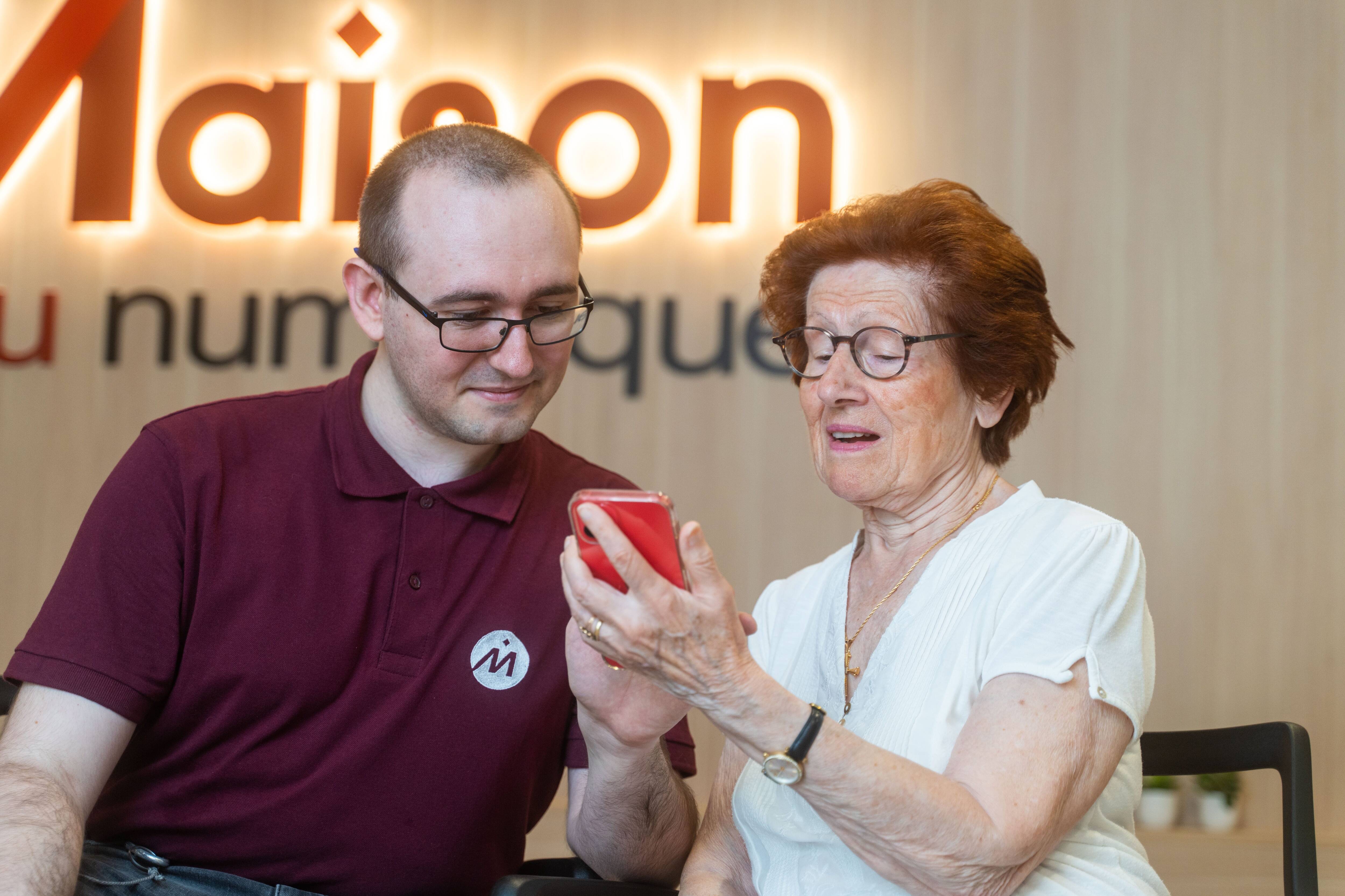 "On les forme même sur les arnaques en ligne": six mois après son ouverture, à quoi sert la maison du numérique à Monaco ?