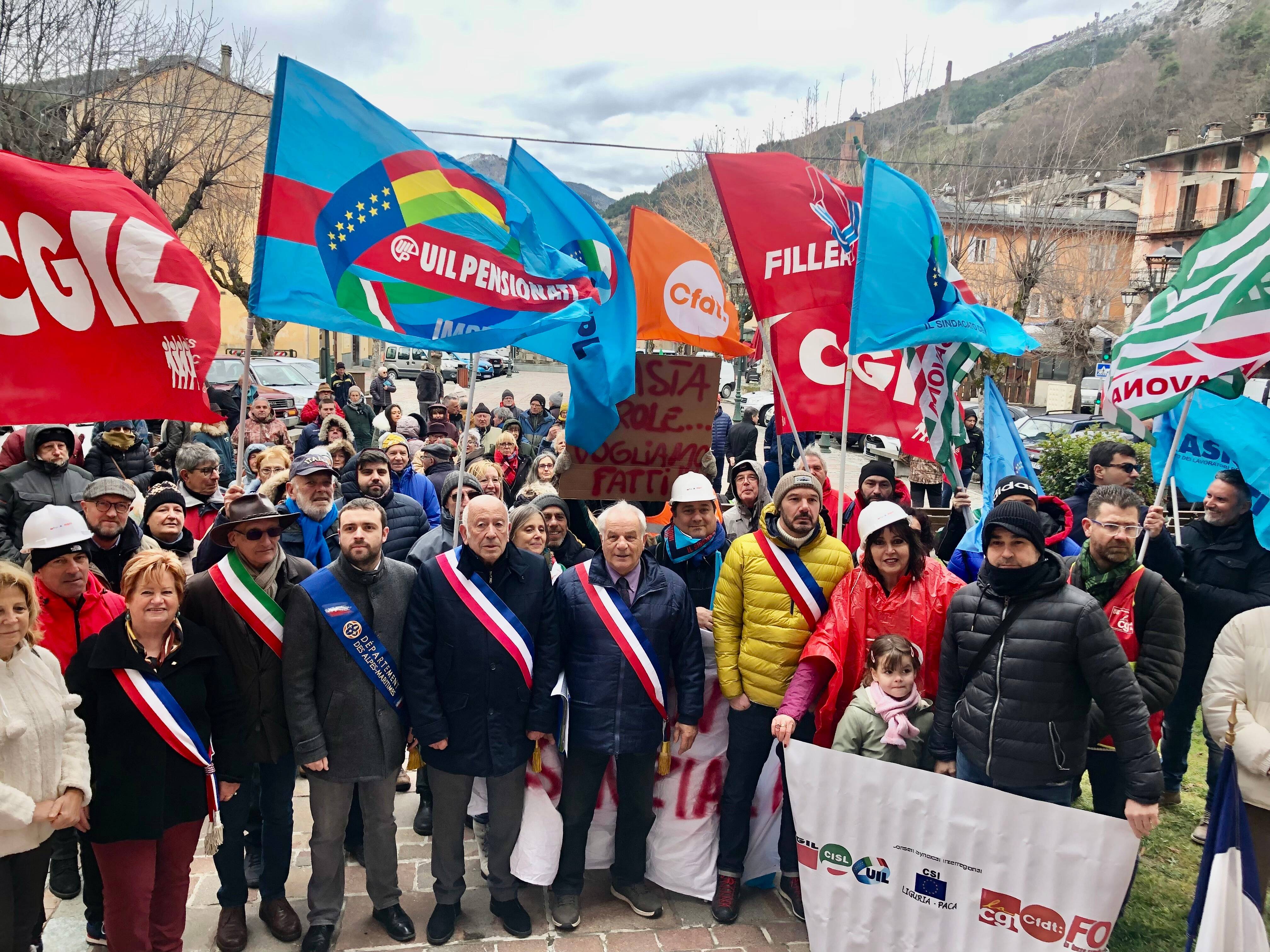 "On subit... Ce tunnel est une honte": en colère, la France et l'Italie se sont mobilisées pour réclamer l'ouverture rapide du tunnel de Tende