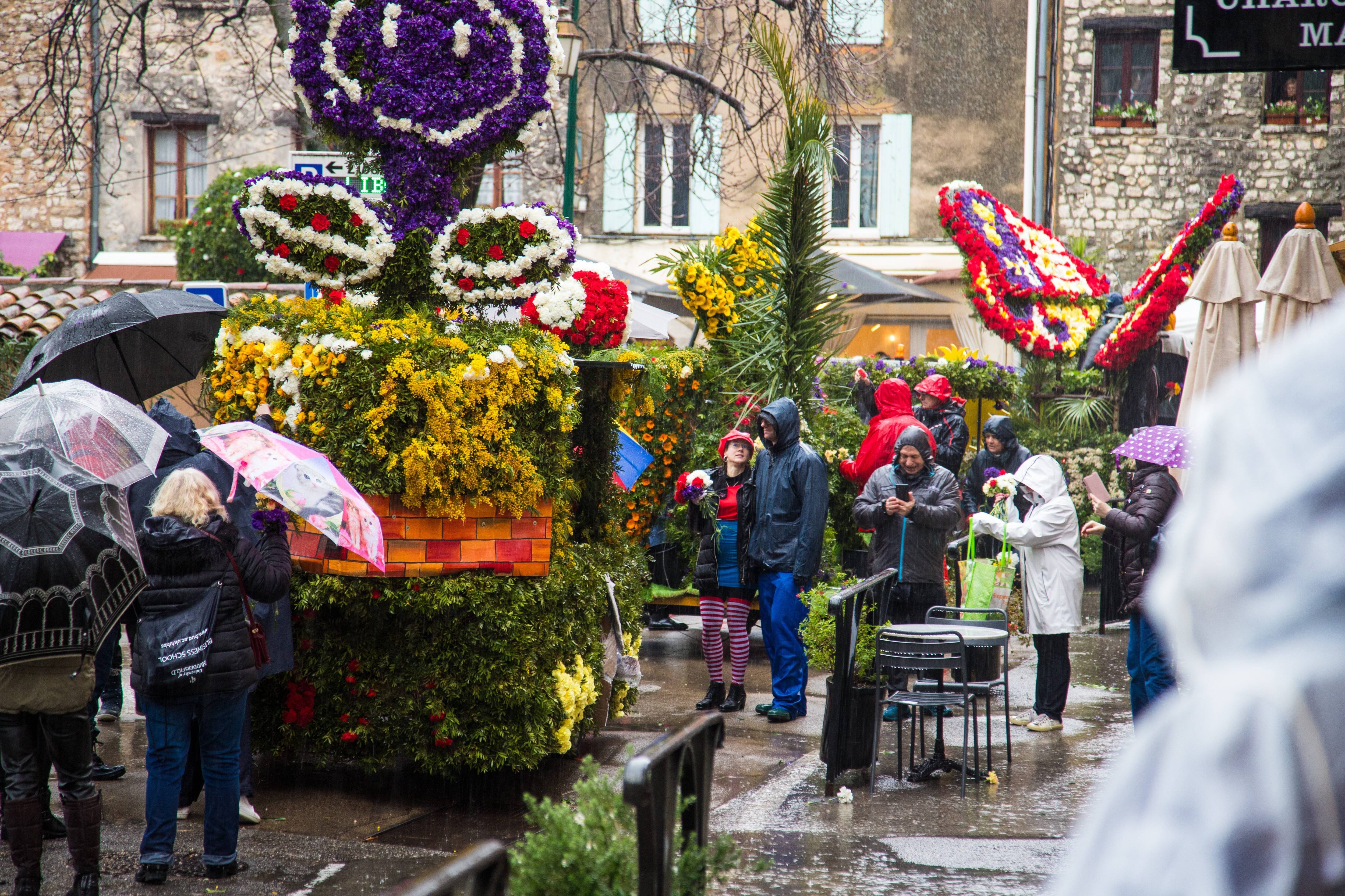 Malgré les intempéries de ce dimanche, la Fête des violettes a réuni 3.000 spectateurs à Tourrettes-sur-Loup