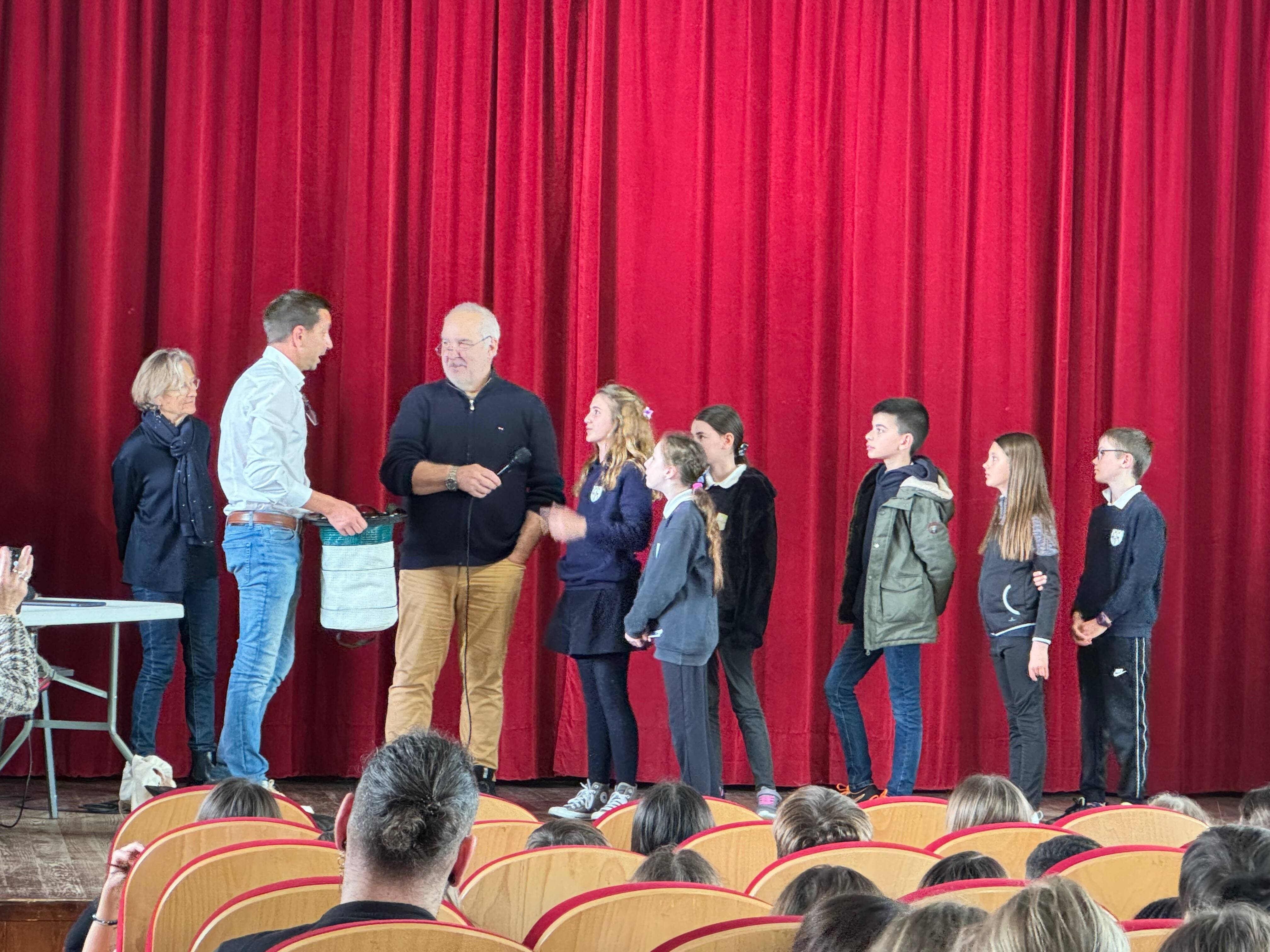 Avant le grand débat à Nice de ce mercredi, les jeunes élèvent de Menton ont fait entendre leur voix pour protéger la mer