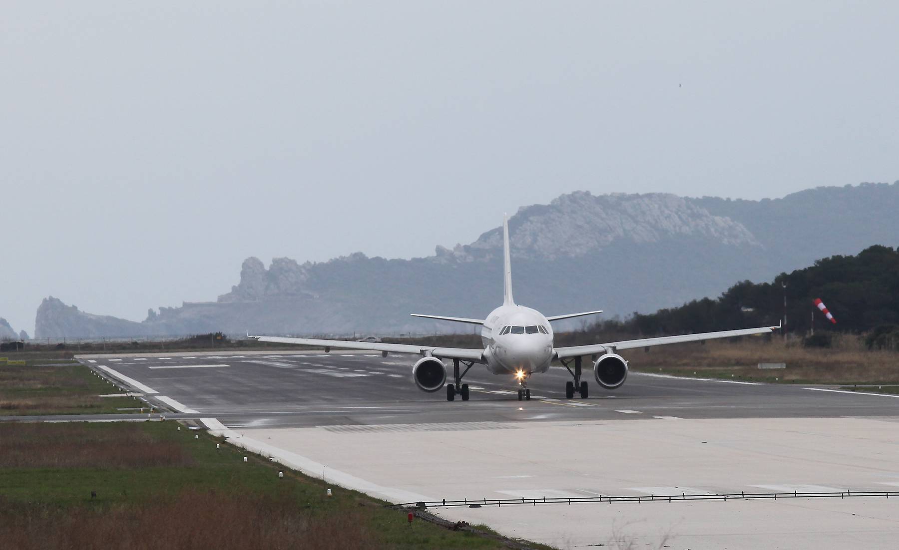 Malgré un recul de près de 30% de son trafic aérien, l'aéroport de Toulon-Hyères mise sur la décarbonation