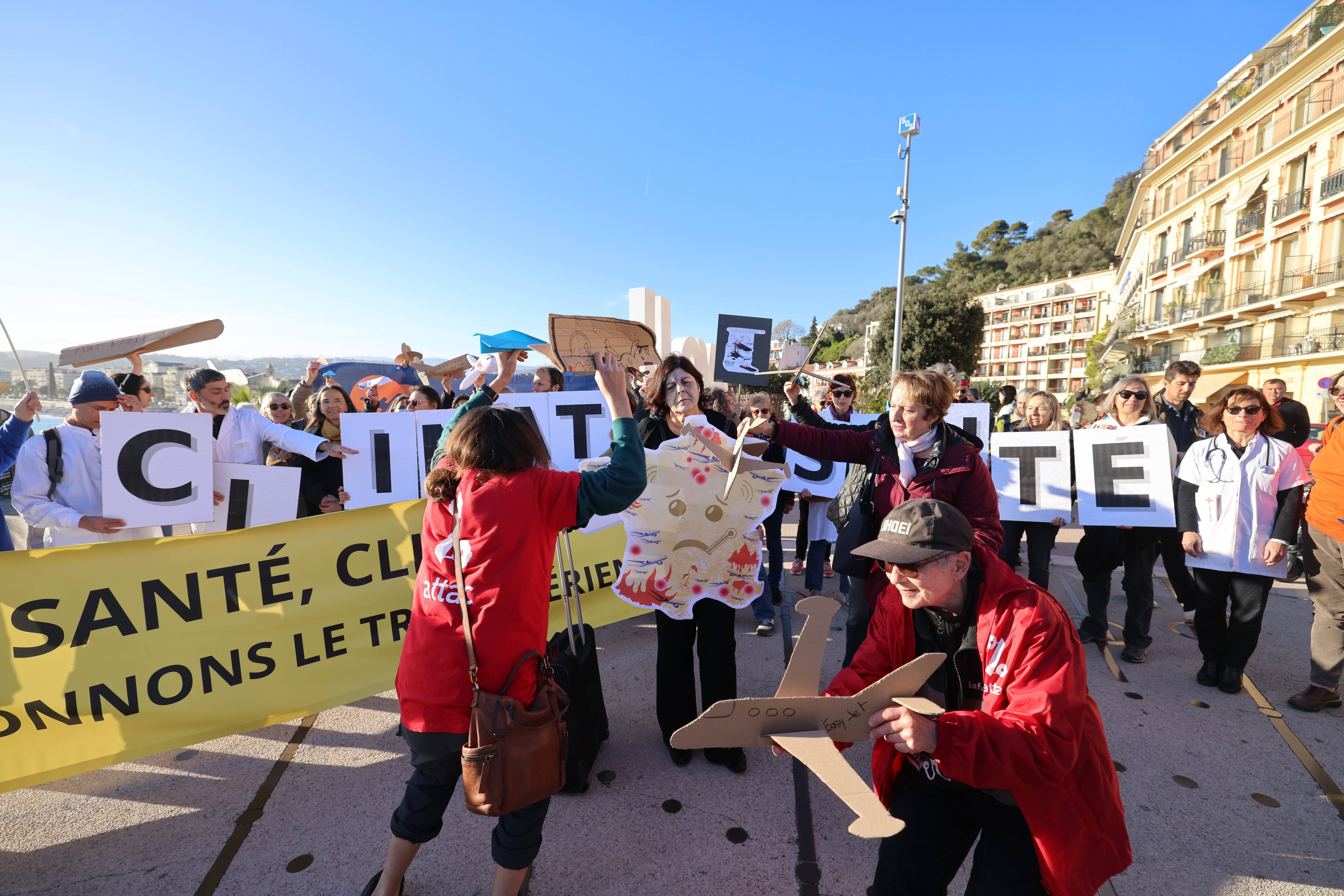 "Il faut mettre un coup d'arrêt pour nous protéger": les militants écologistes manifestent pour un plafonnement du trafic aérien sur la Côte d'Azur