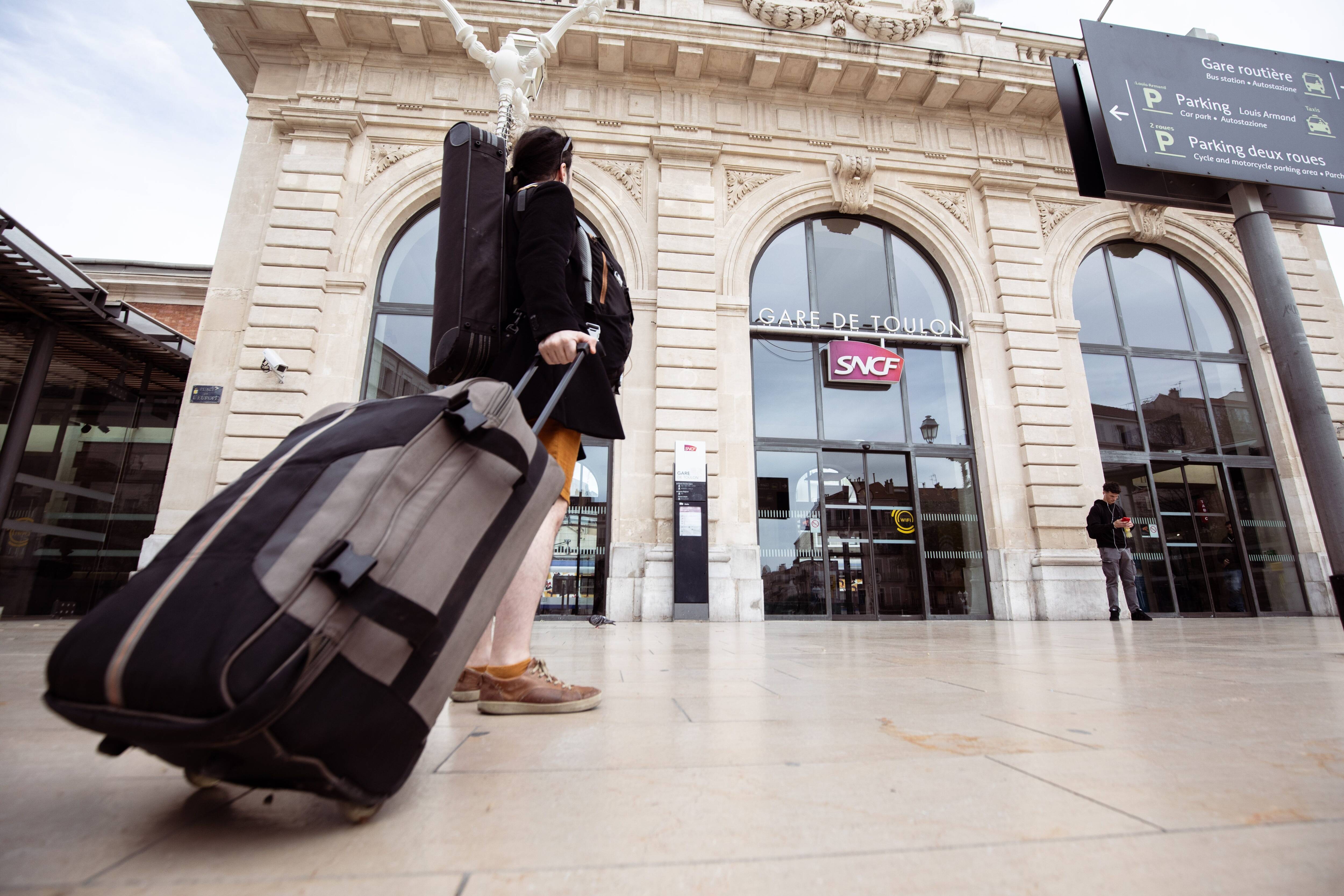 "Je suis rassurée", "c'est du vent": ce que pensent les voyageurs du rehaussement du plan Vigipirate à la gare de Toulon
