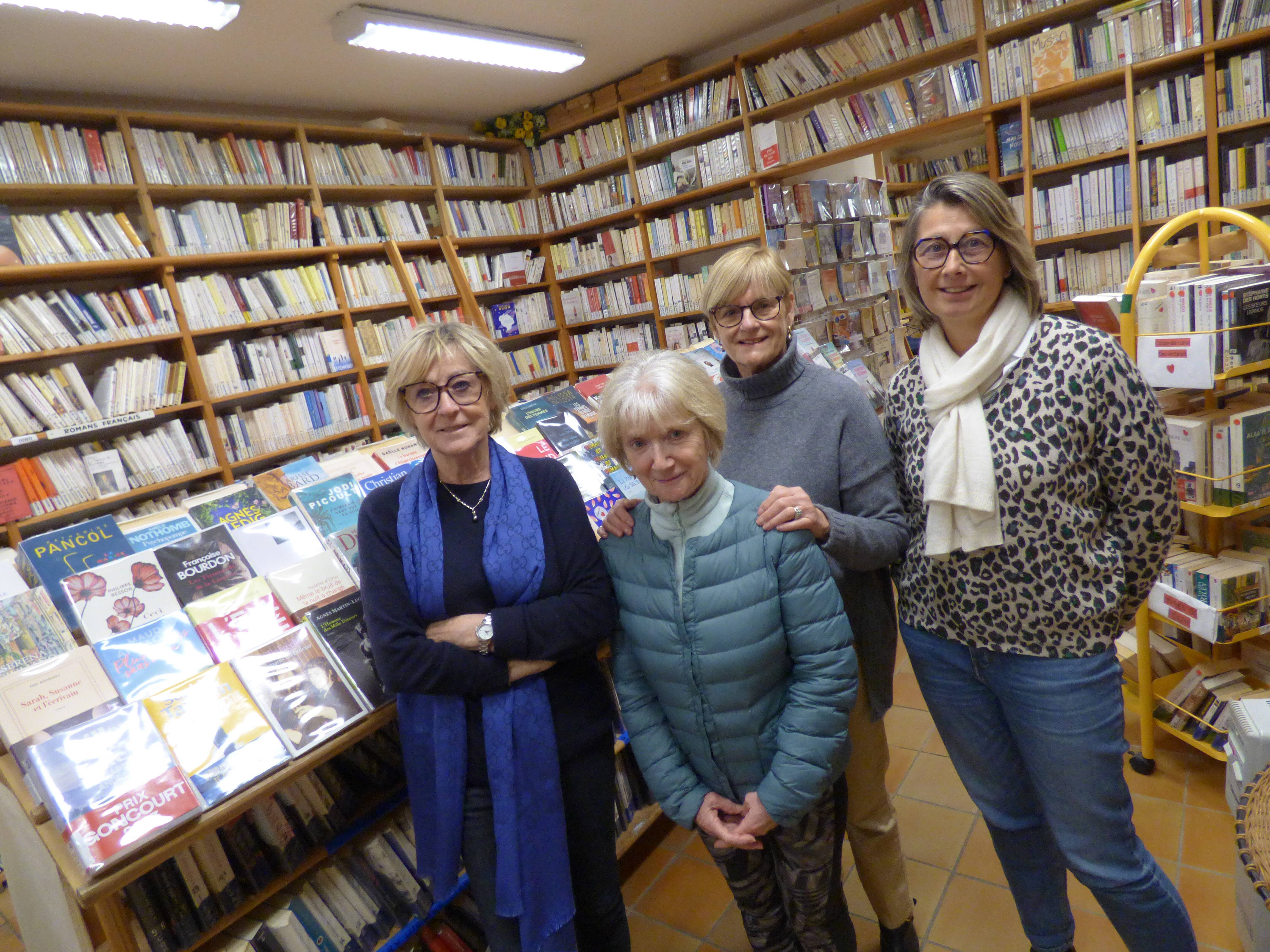 Une bibliothèque associative avec une abondance d'ouvrages à Saint-Tropez