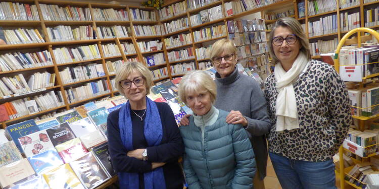 Une bibliothèque associative avec une abondance d'ouvrages à Saint-Tropez