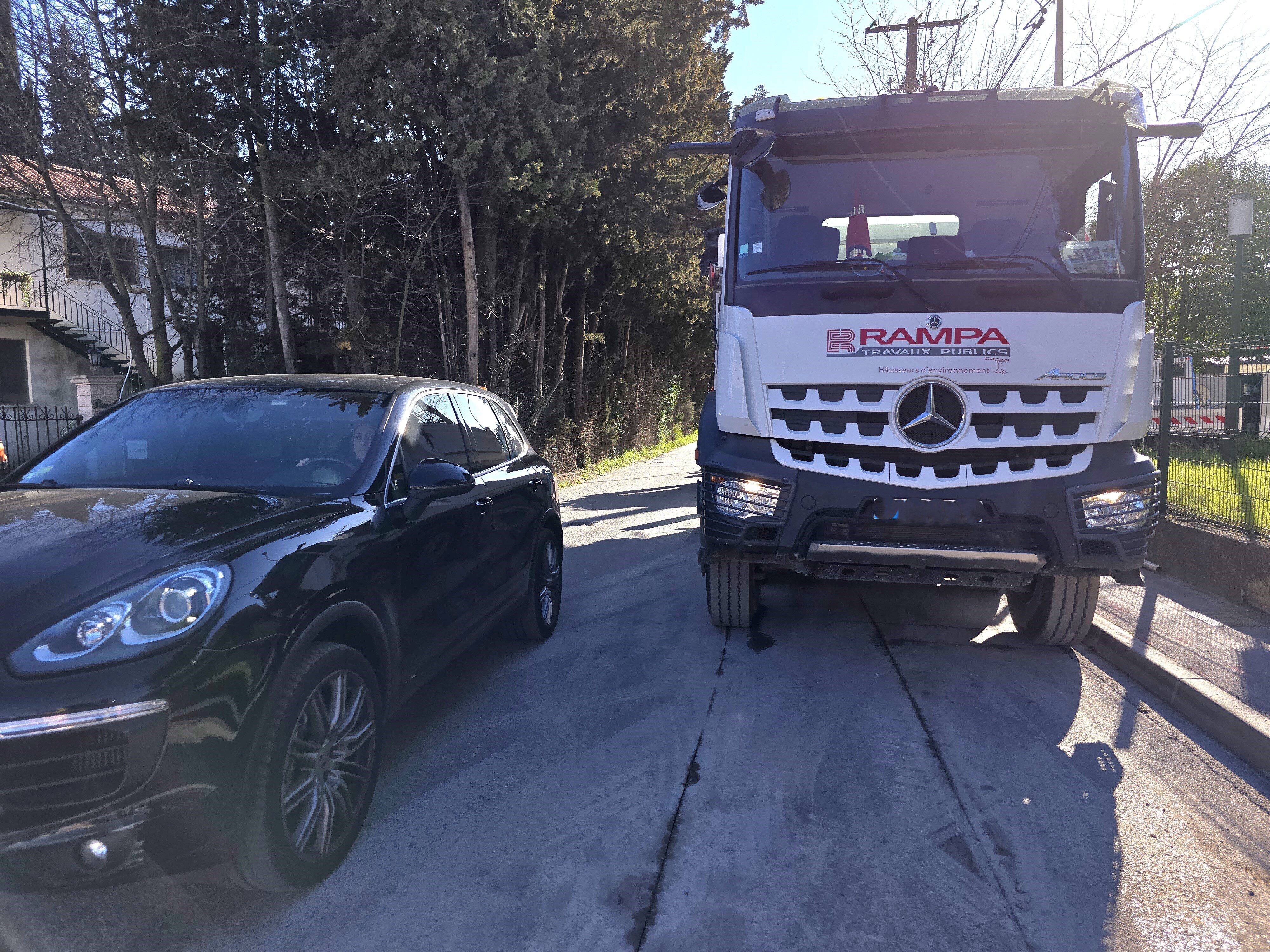 Cette commune de la Côte d'Azur a décidé de réduire la circulation des poids lourds sur son territoire