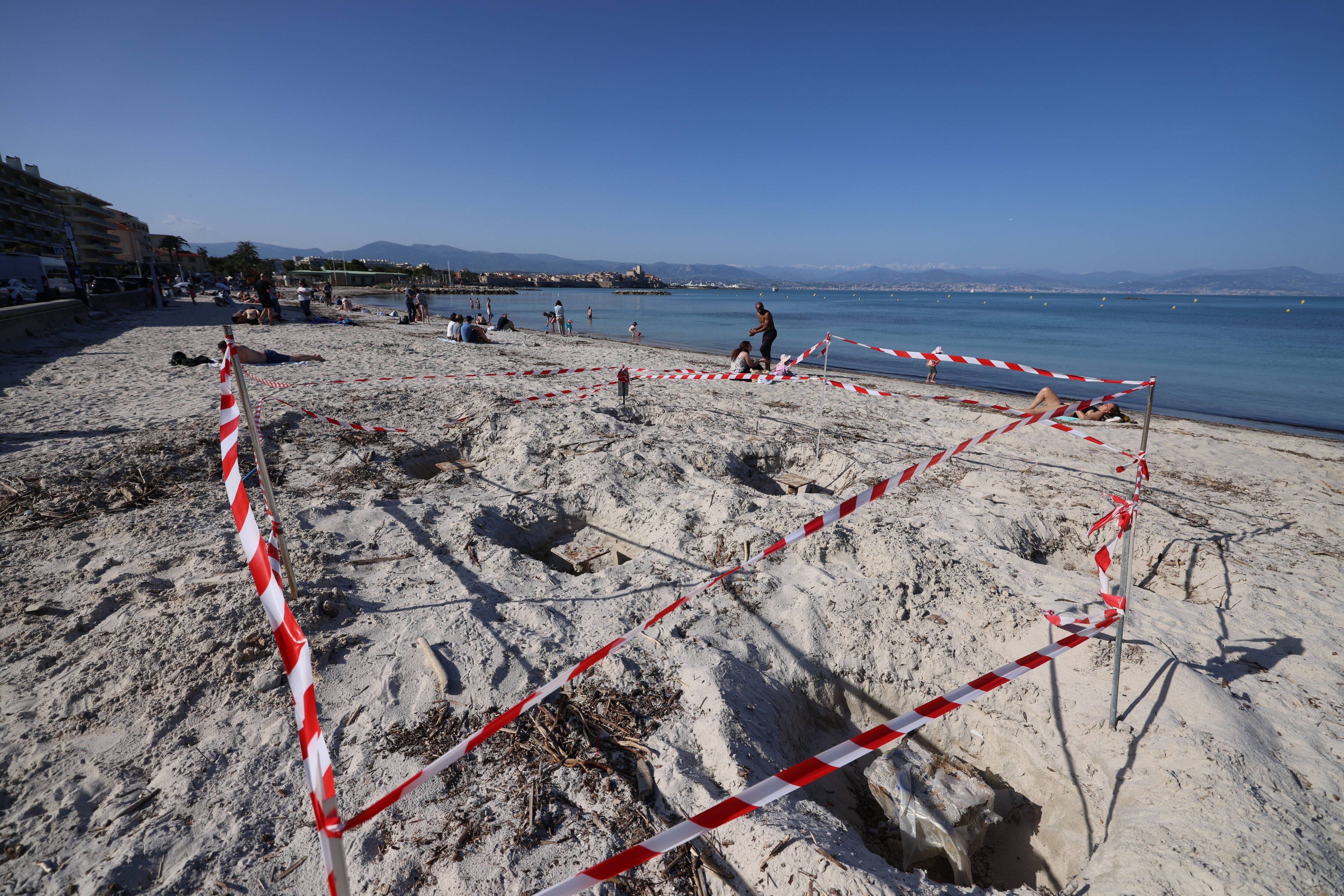 "Ça fait un mois que je reçois des appels de clients qui me demandent quand ils pourront venir": les plagistes souhaitent démarrer la saison plus tôt à Antibes