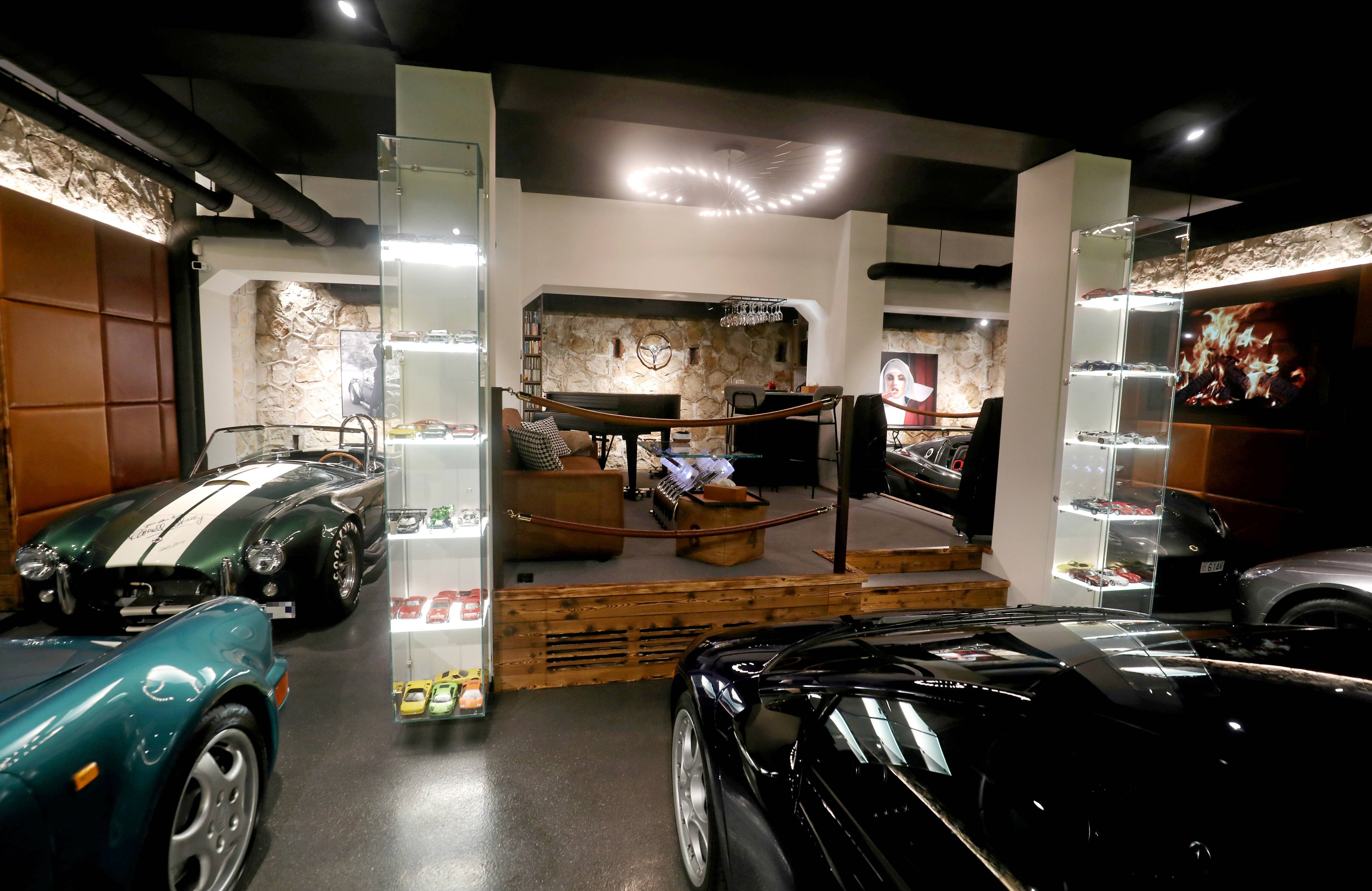 On a visité en exclusivité la splendide "man cave" conçue par un passionné d'automobile aux portes de Monaco