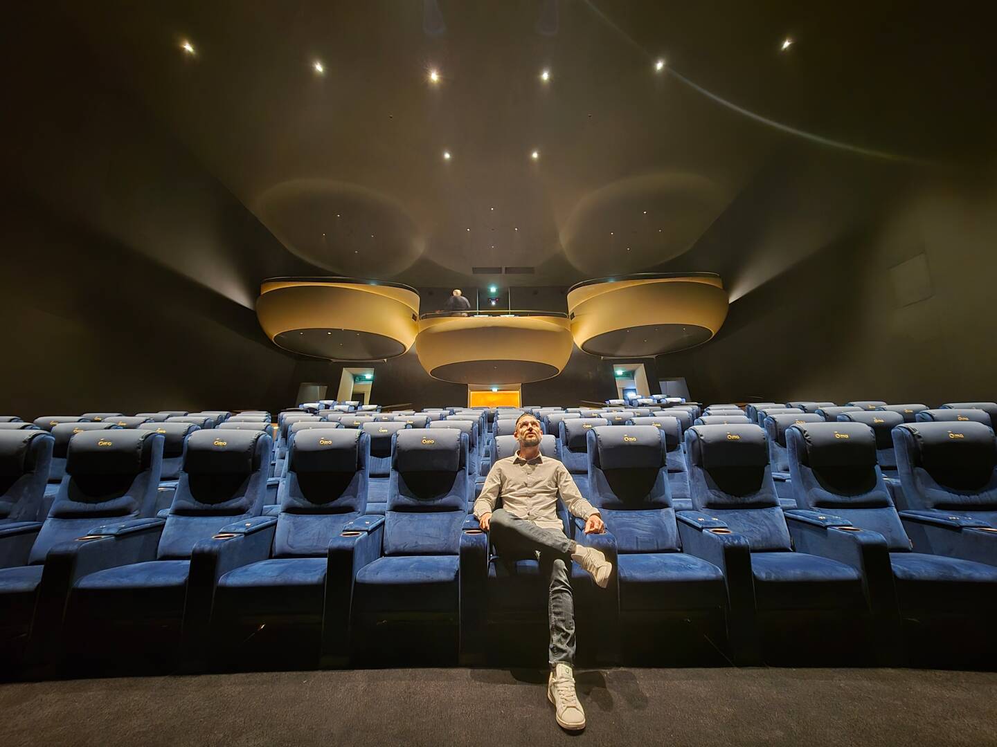 La salle Oma, de 145 places, baigne le spectateur dans une ambiance futuriste chargée d’inspirations de la pop-culture. Une fierté pour Adrien Borel, directeur des cinémas de Mougins et de Mouans-Sartoux. 