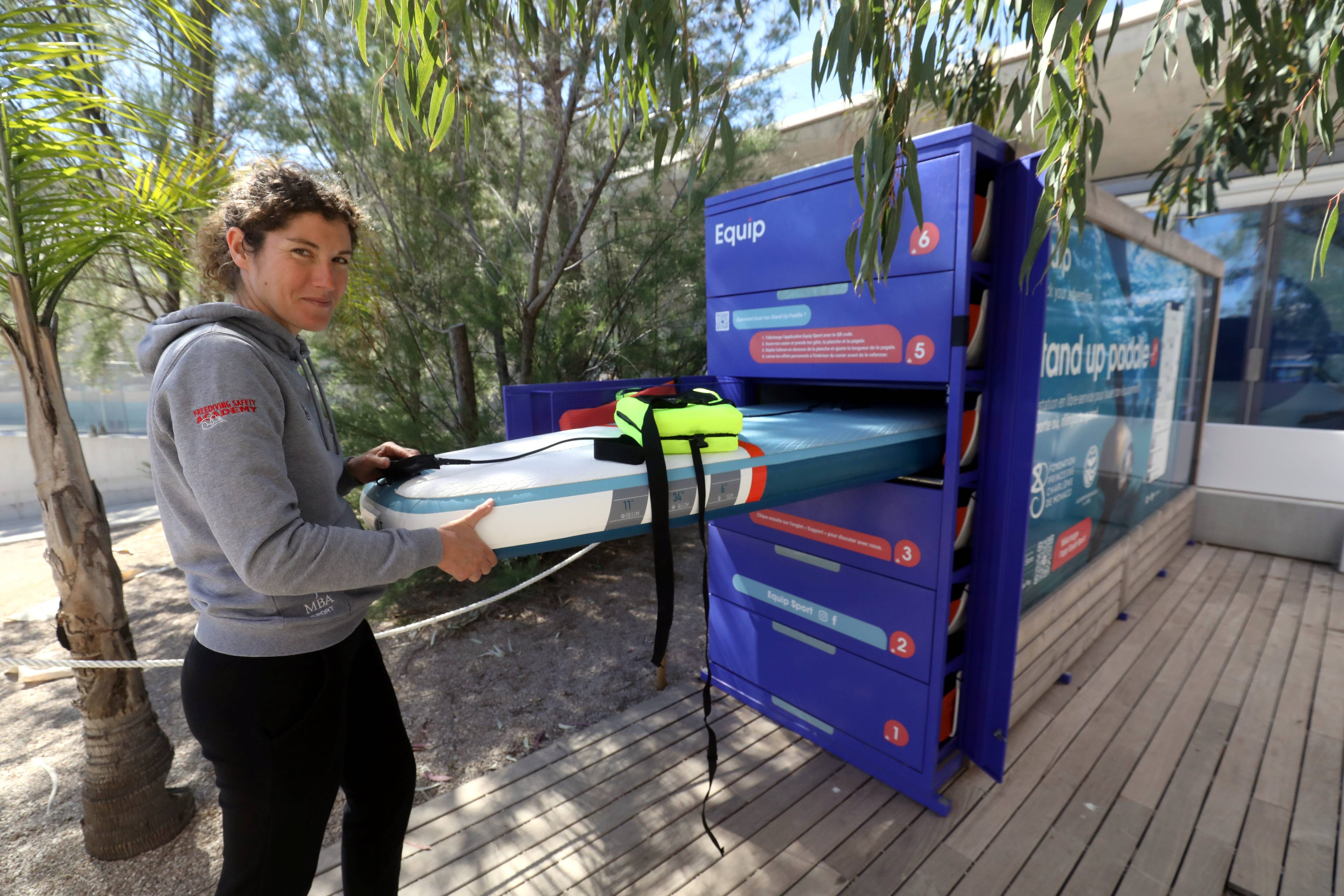 Sur la plage du Larvotto à Monaco, un système locatif en libre-service de planches de paddle