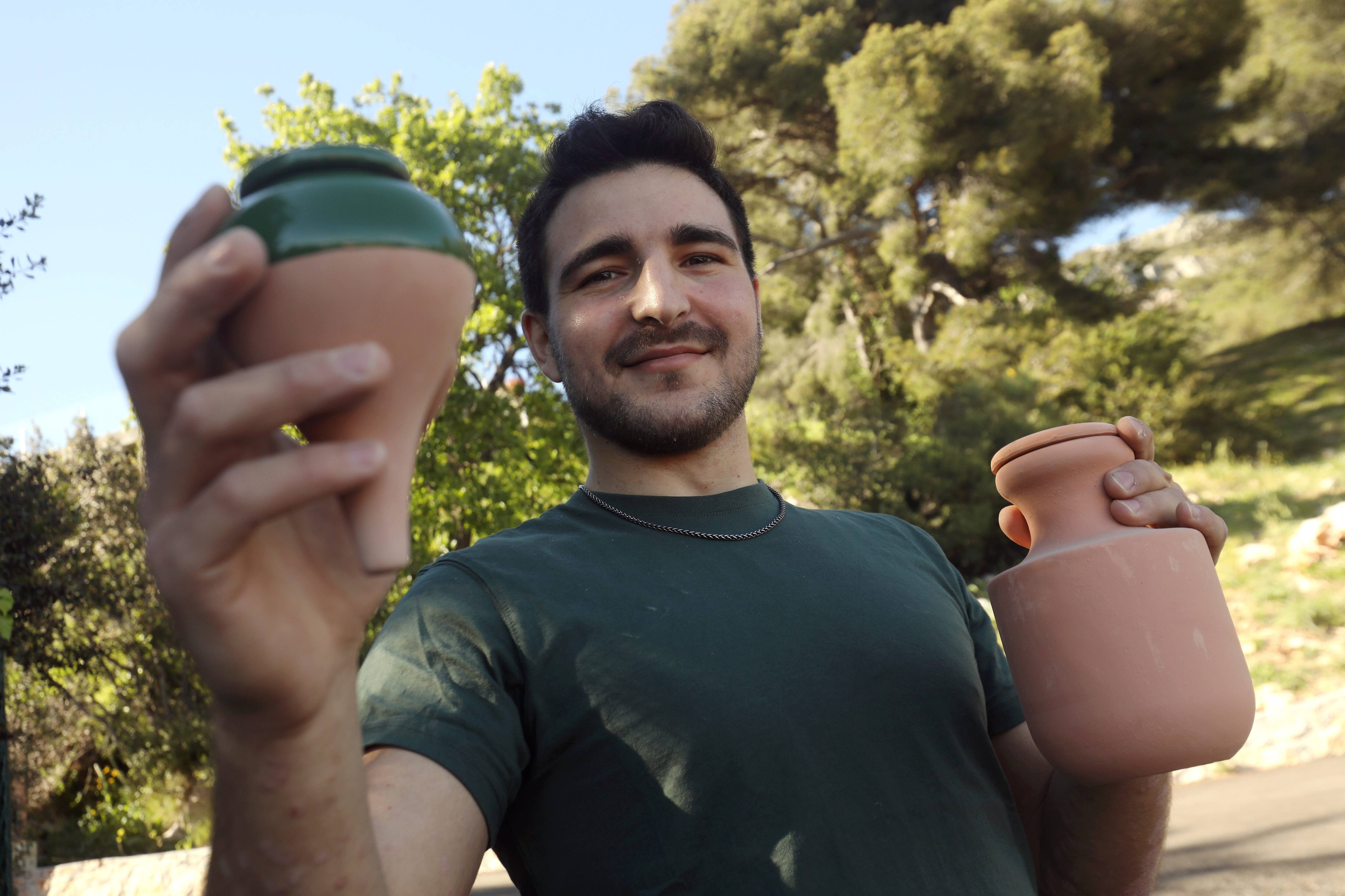 On vous dit tout sur l'"oya", ce pot en céramique ancestral qui permet d'irriguer vos plantes sans gaspiller l'eau