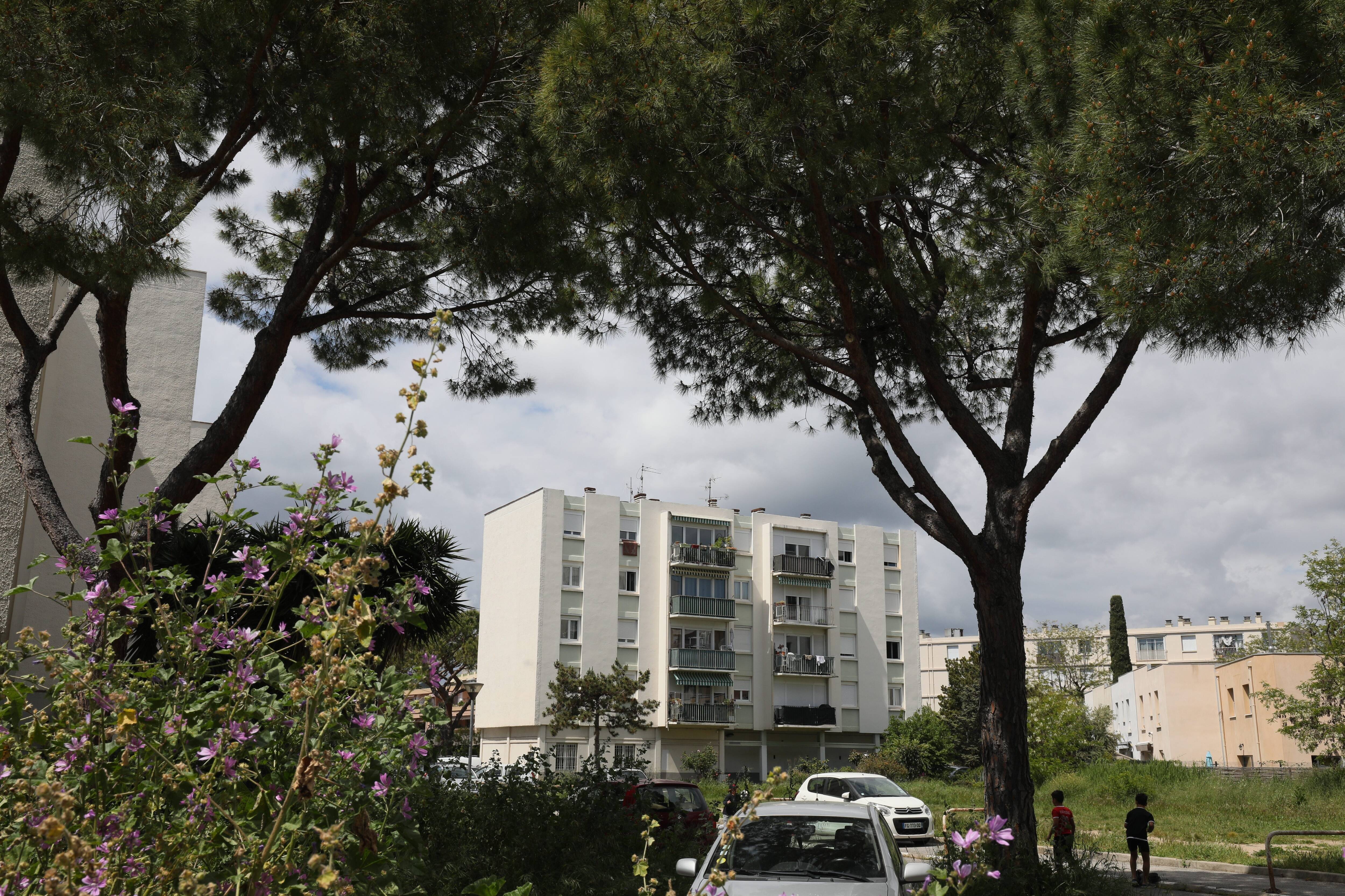 "Fin du logement social à vie": les locataires de résidences HLM sont-ils réellement des privilégiés?