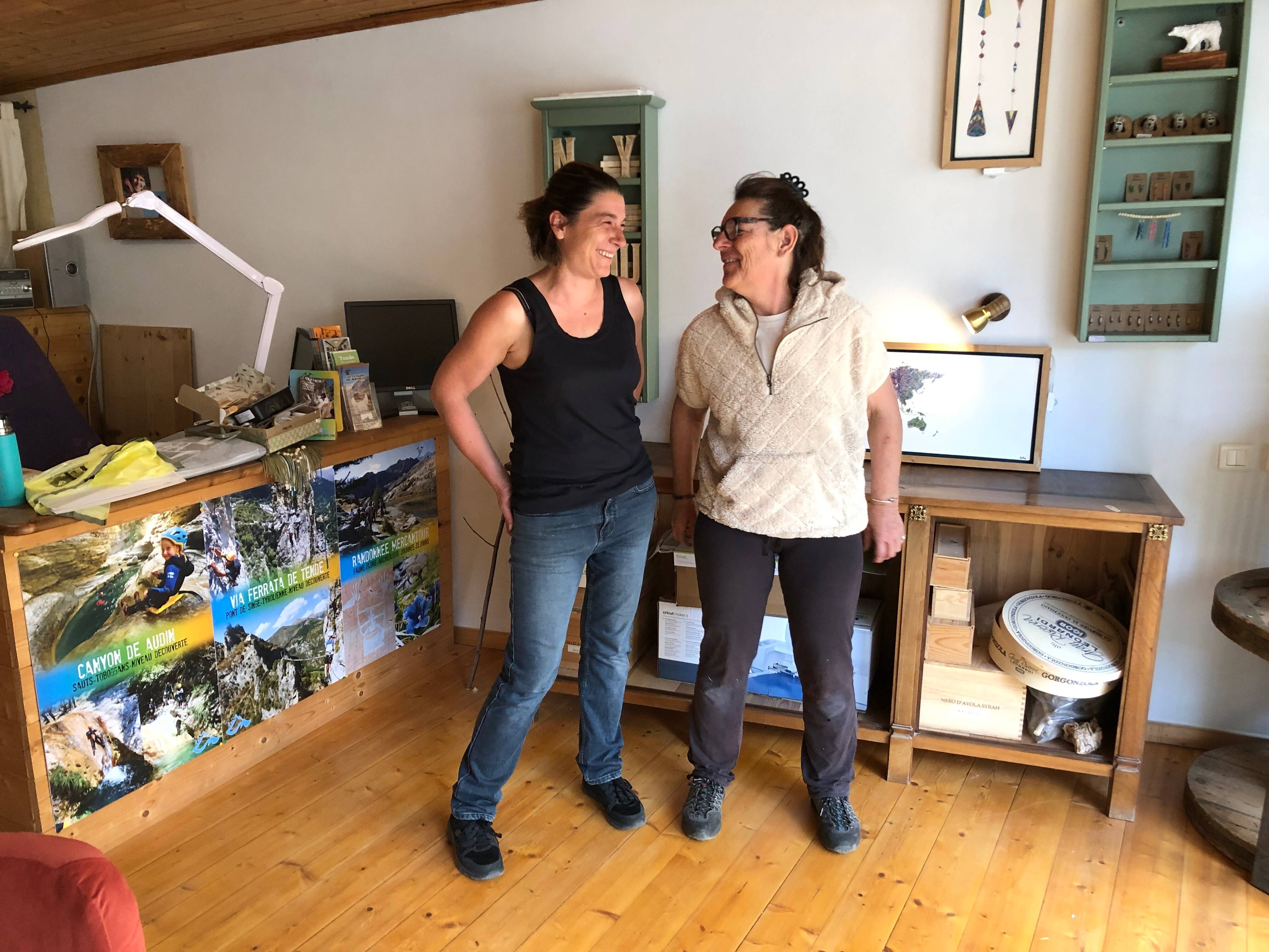 Rencontre avec l'artiste peintre Julie Clavaud qui lance son "a(r)telier" pour embellir le quotidien à Tende