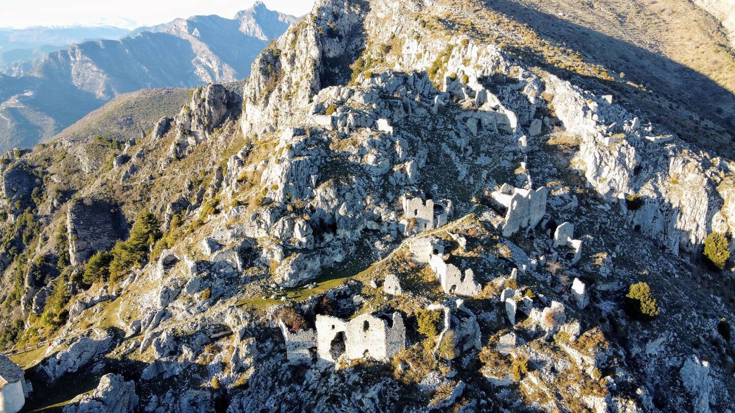 Les ruines de Rocca Sparvièra, surplombent Duranus et Coaraze, en 2020.