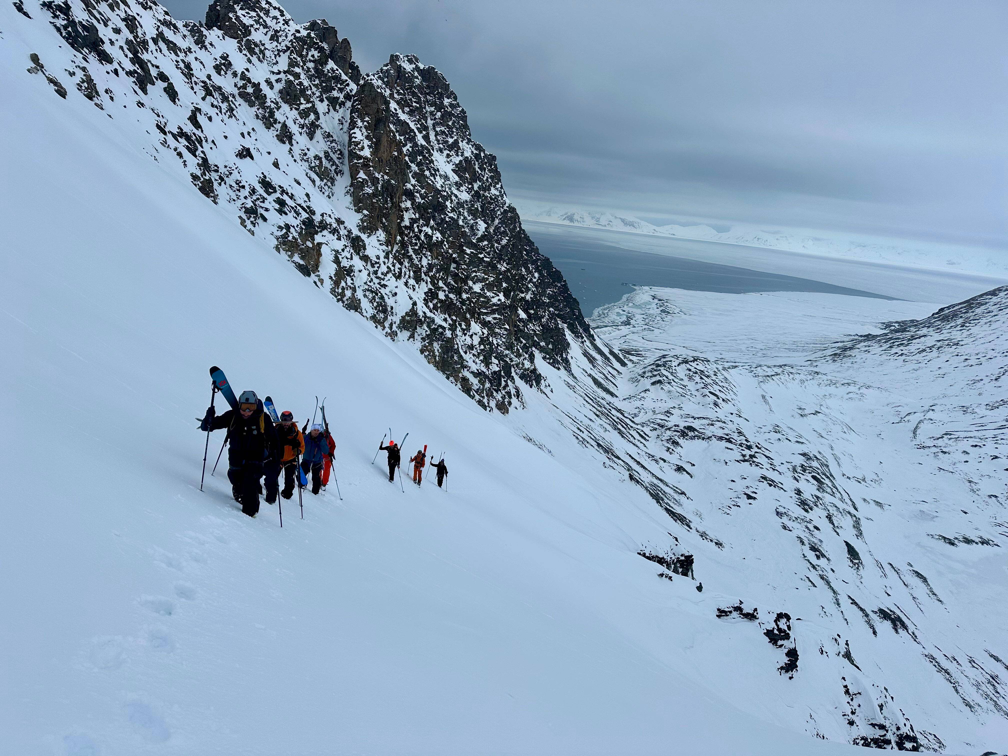 Sur les traces du prince Albert Ier, un groupe d'amis de Monaco gravit 15 sommets à ski dans cet archipel norvégien