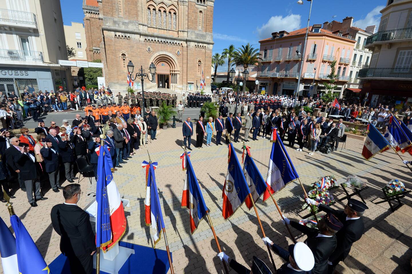 Une dense foule s’est rassemblée autour du Square du Souvenir français, mercredi, pour assister aux commémorations de la victoire du 8-Mai-1945.