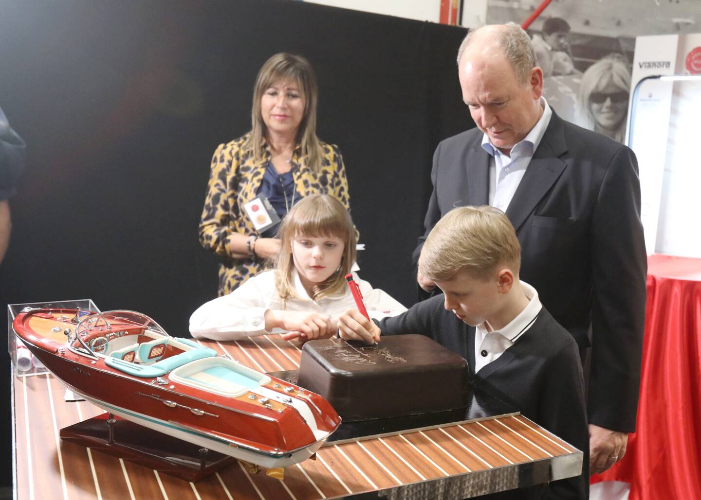 Le prince Albert II, le prince héréditaire Jacques et la princesse Gabriella ont laissé leur signature sur un bloc en chocolat. 