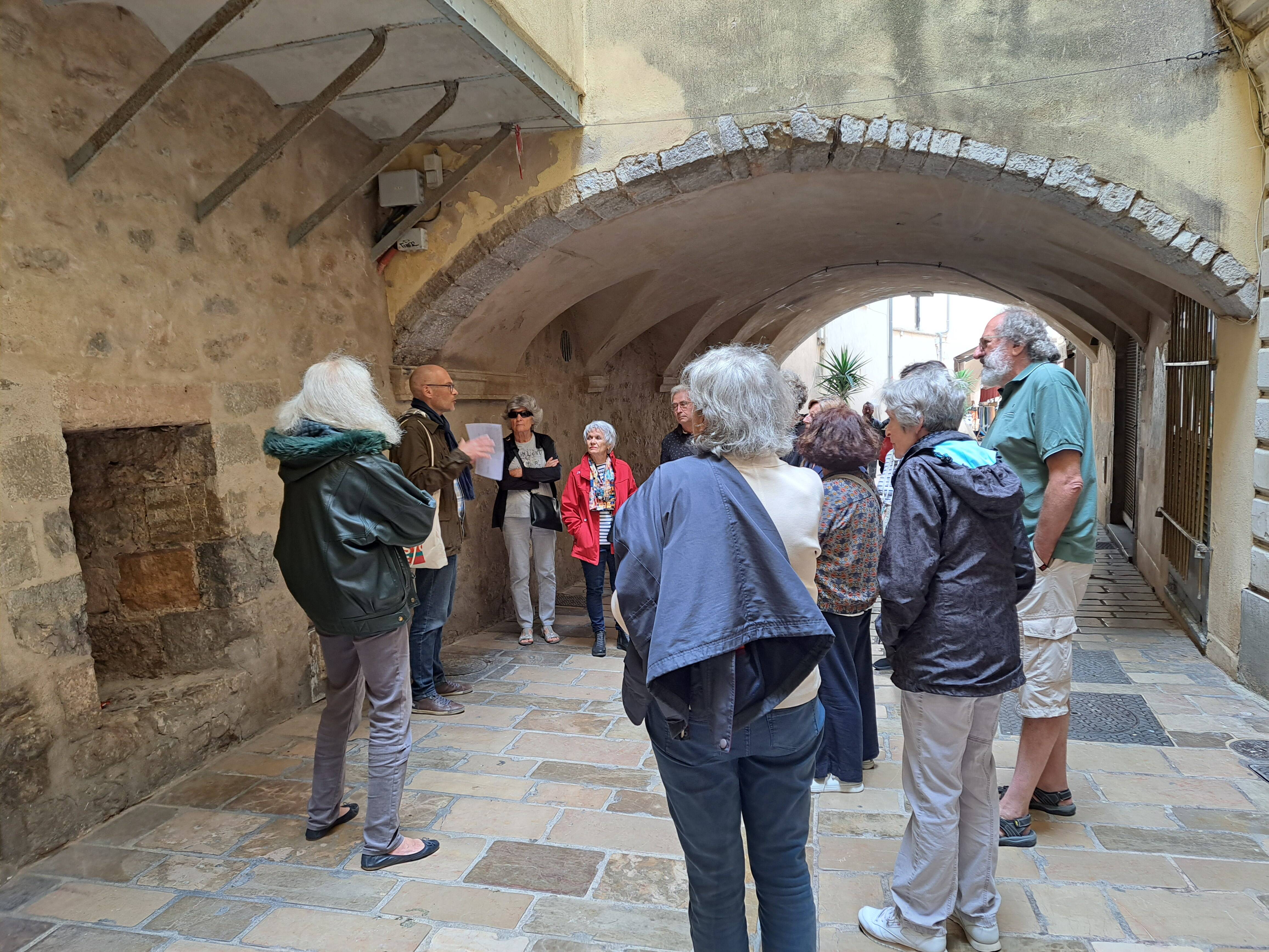 Découvrez les ruelles de Hyères et leurs secrets lors de promenades historiques
