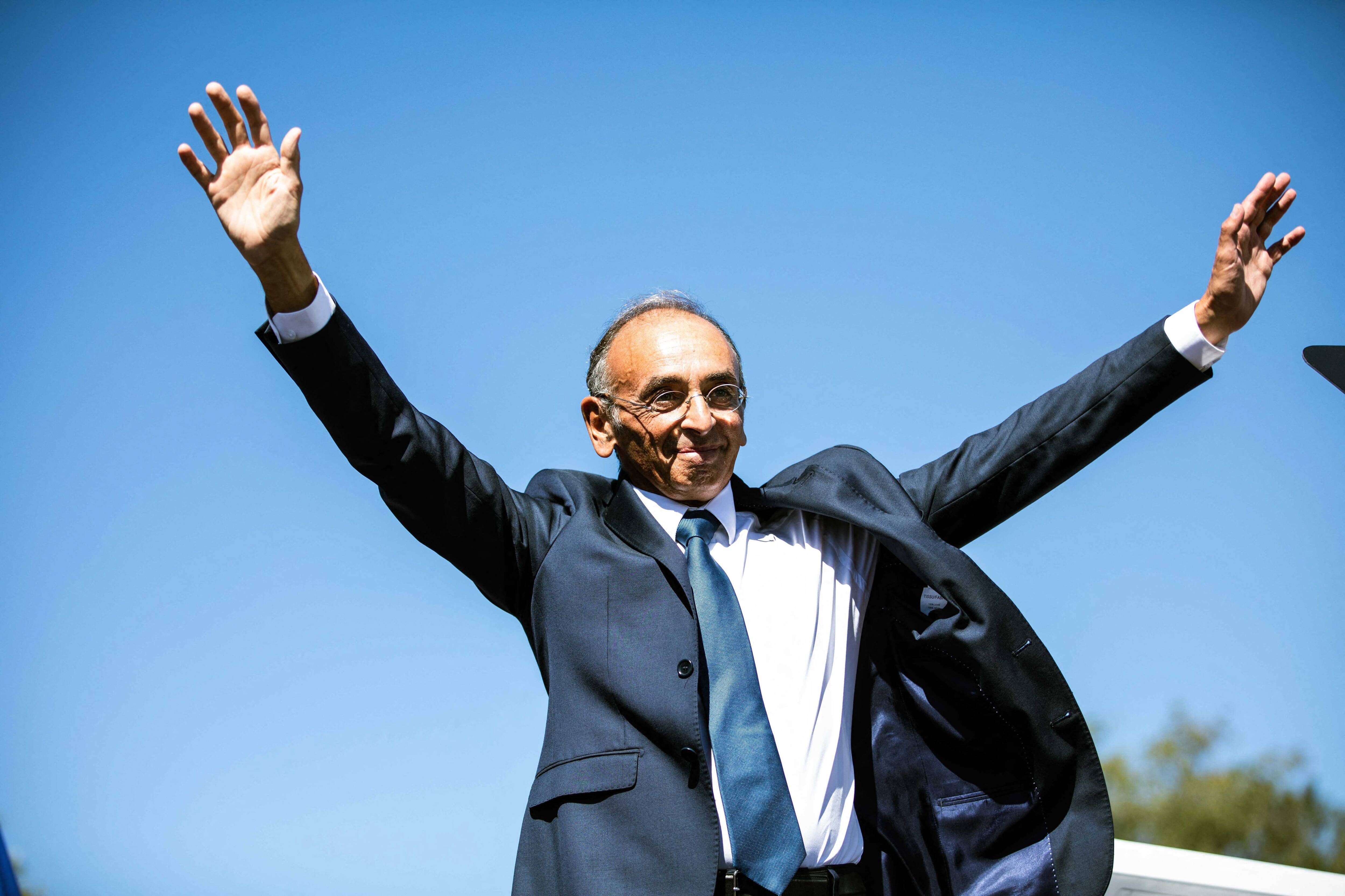 Les affiches sauvages pullulent en ville: le maire de Menton Yves Juhel somme Eric Zemmour de payer les frais de nettoyage