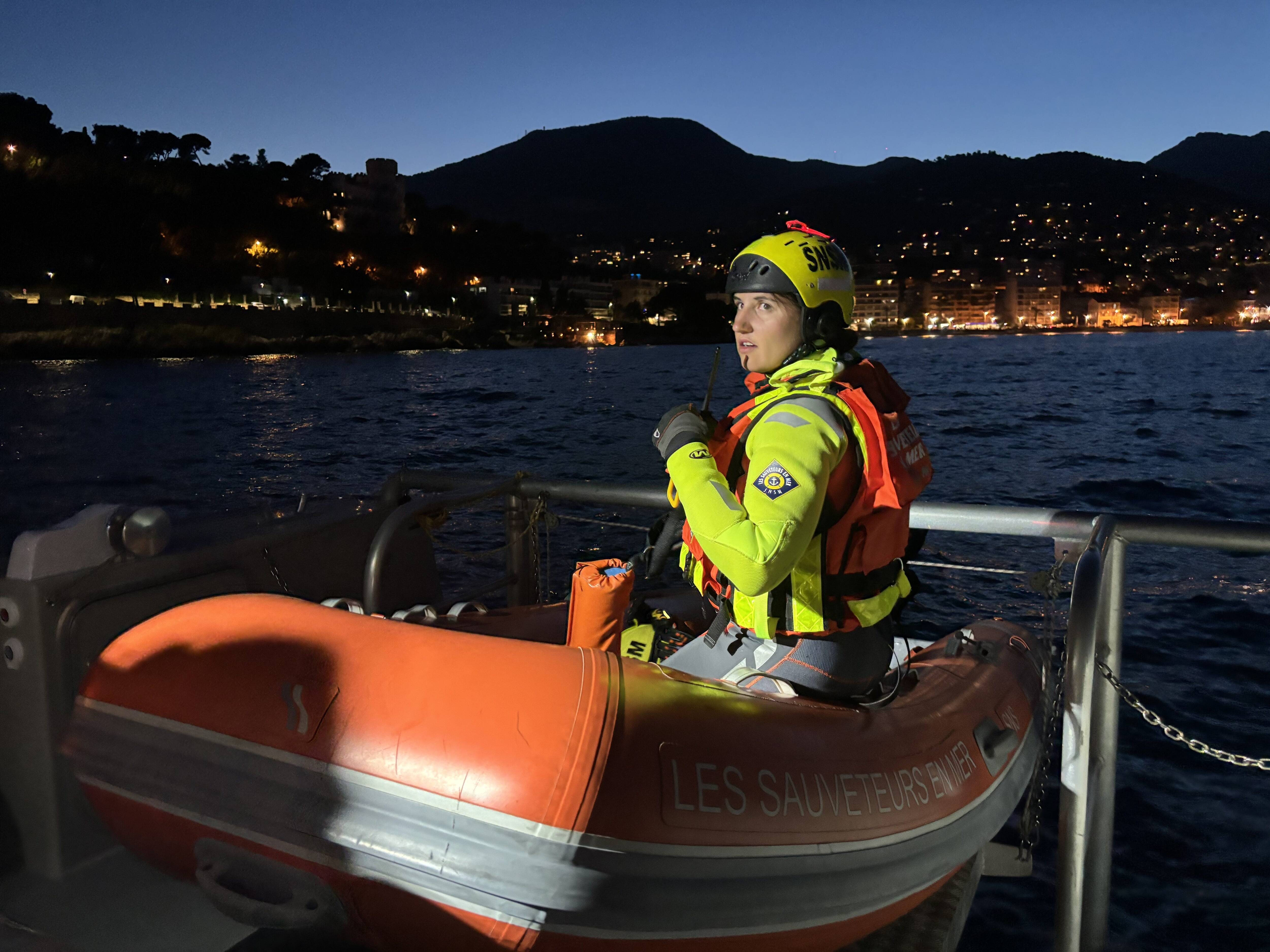 On a assisté à un exercice de sauvetage en mer en pleine nuit avec la Marine nationale et la SNSM de Menton
