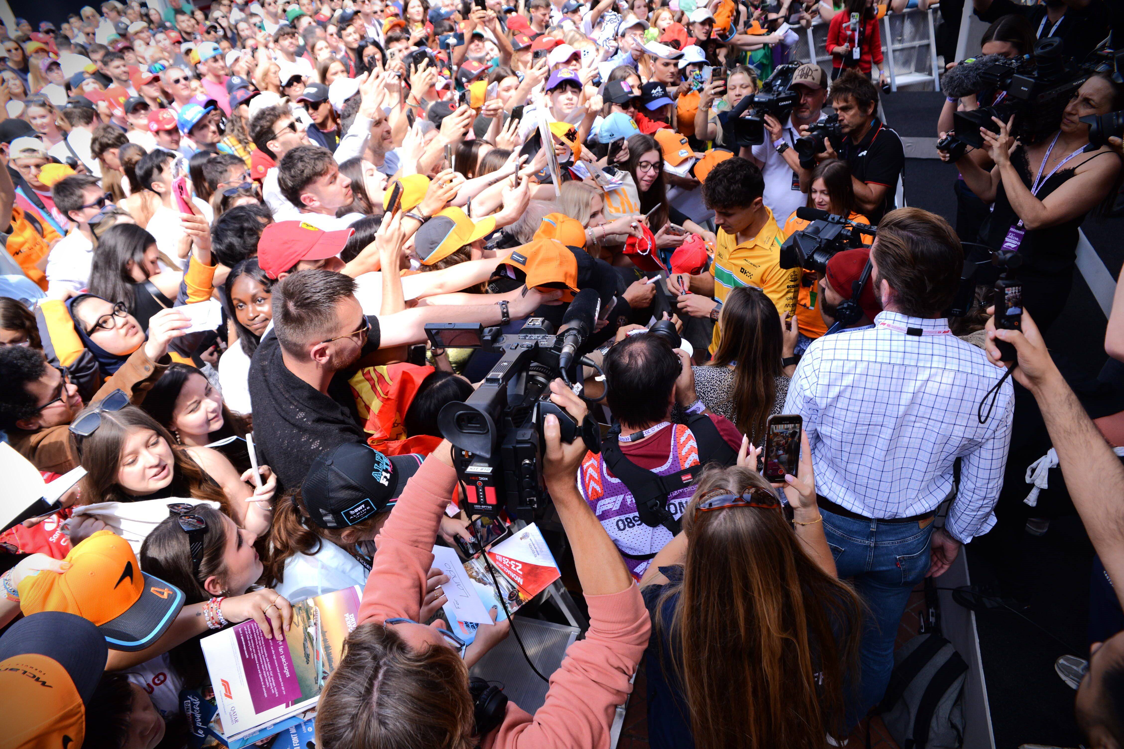 "C'est l'un des tracés les plus compliqués": Les pilotes à coeur ouvert dans la Fan zone avant les essais qualificatifs du Grand Prix de Monaco
