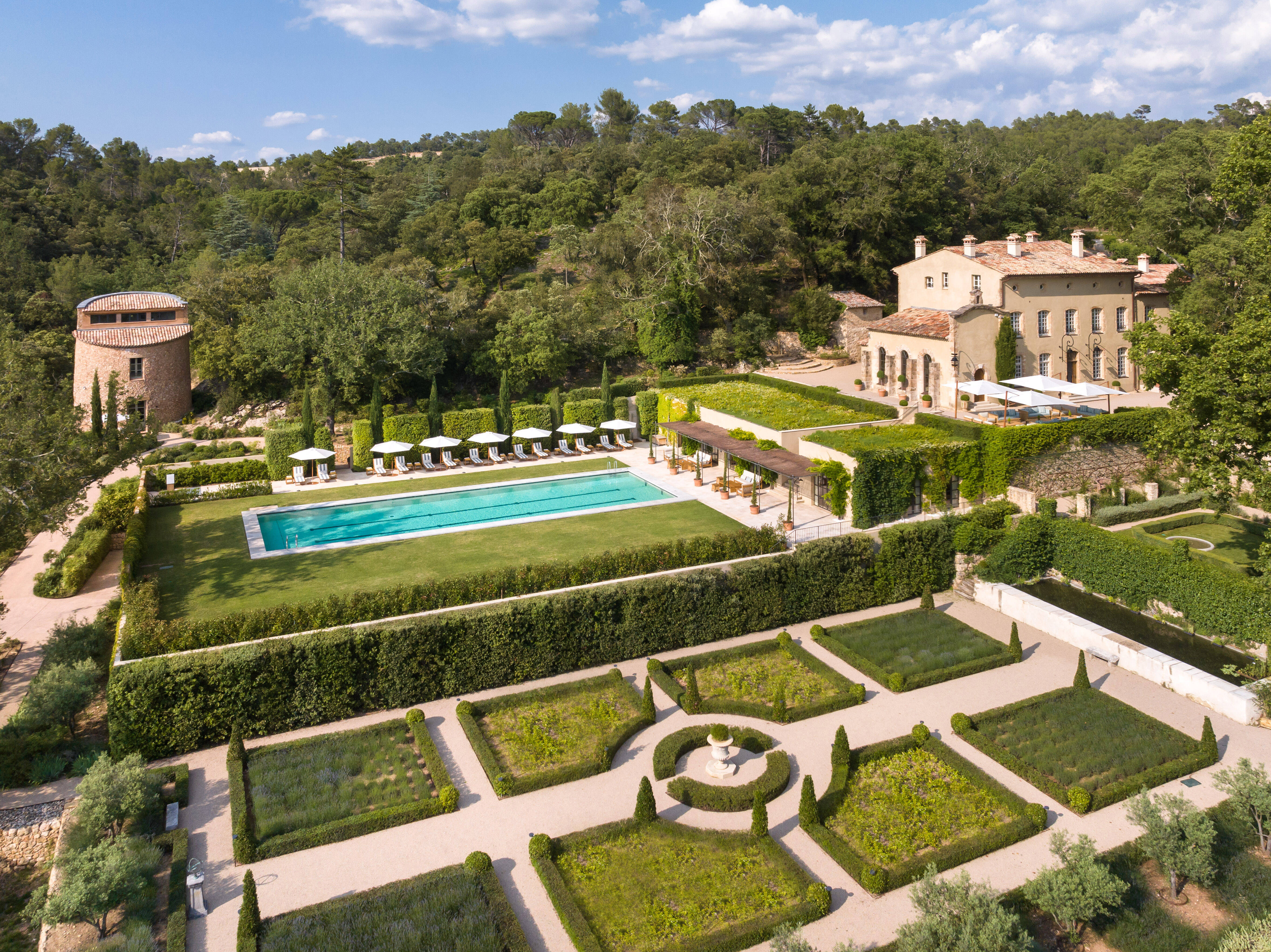 On vous fait découvrir le Château Margüi dans le Var, propriété du réalisateur américain Georges Lucas