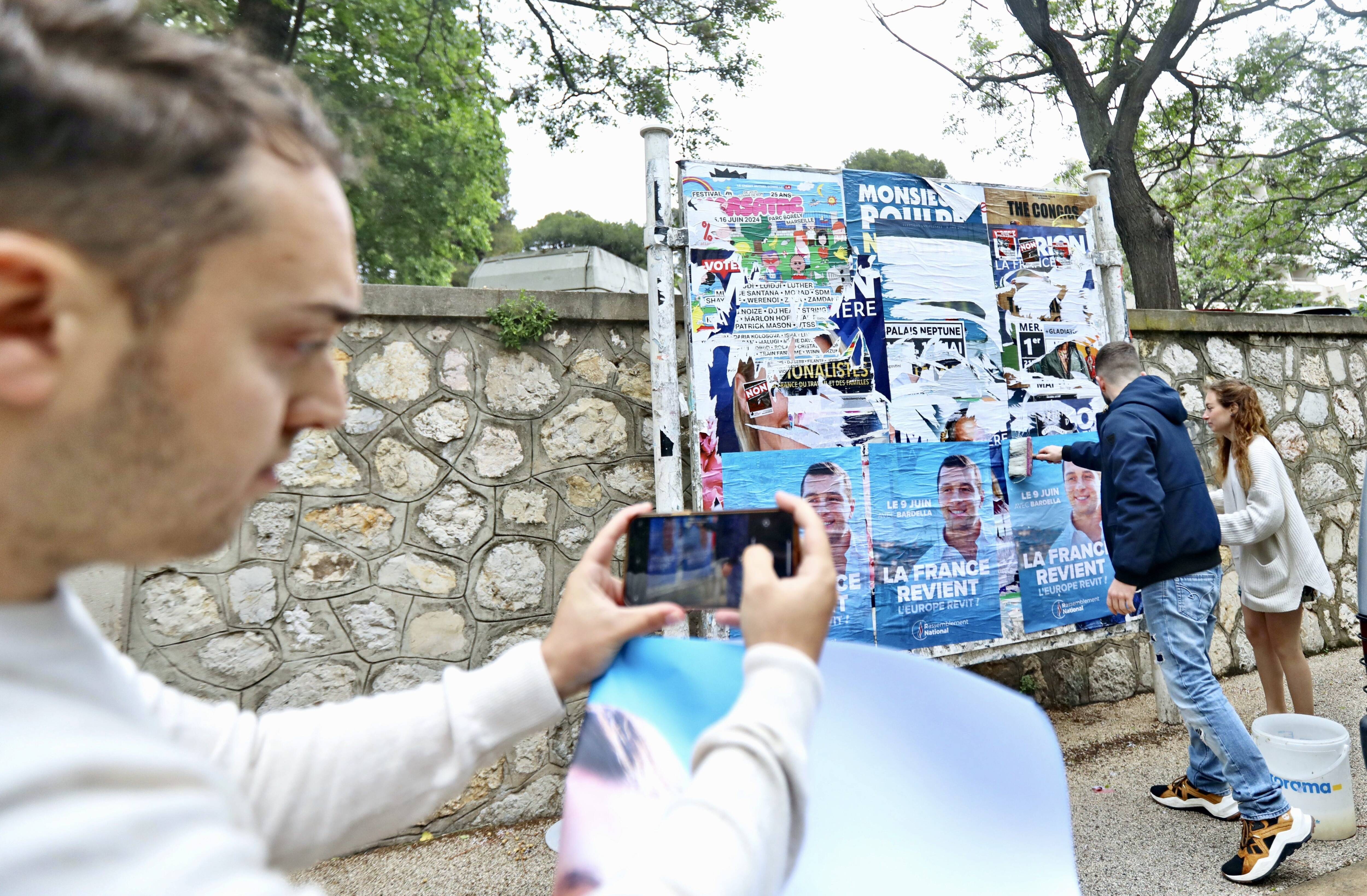 "Les discours de mes profs de gauche ne m'ont pas convaincue": qui sont ces nouveaux "colleurs" d'affiche du Rassemblement national