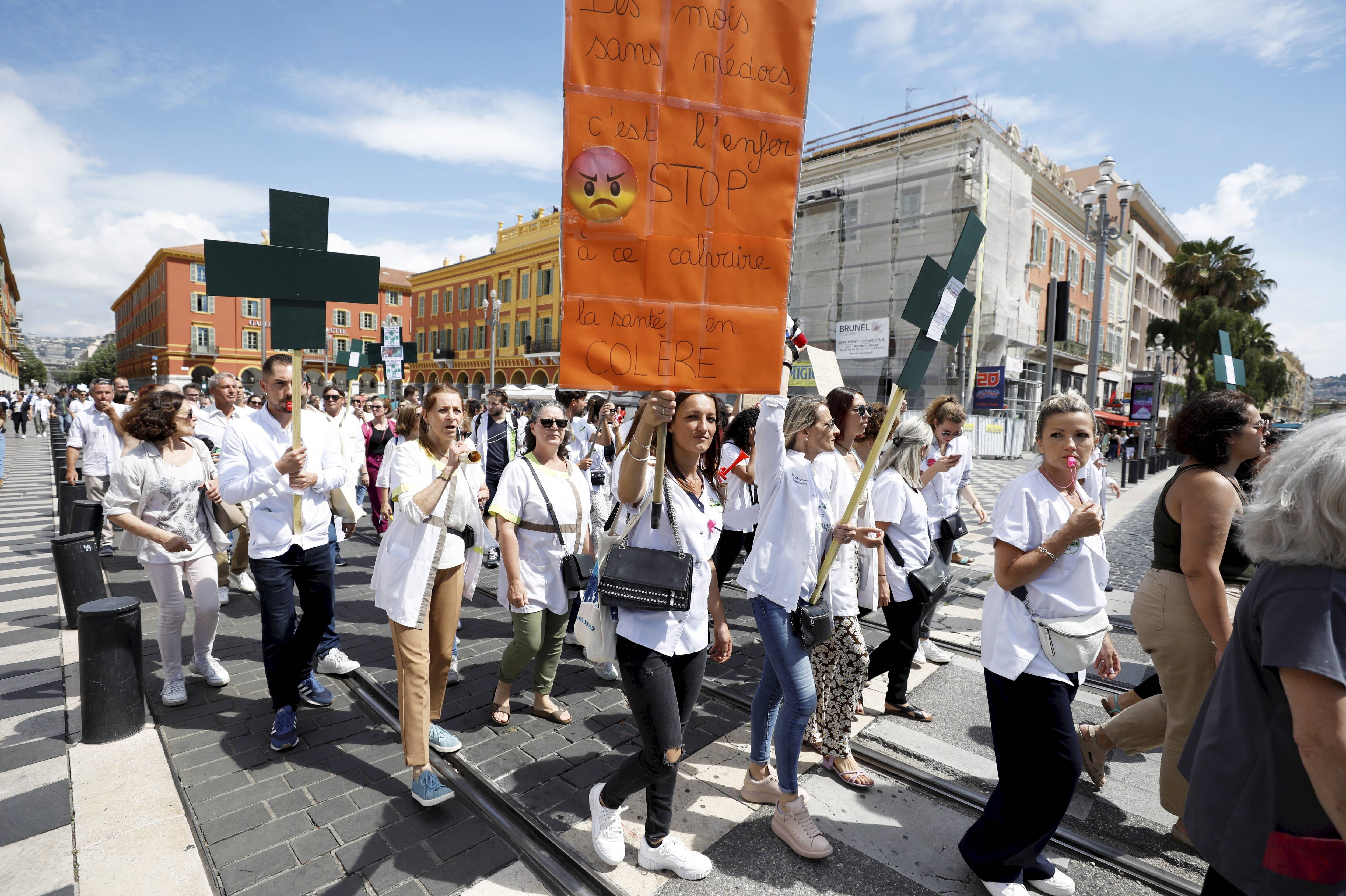 Pénuries de médicaments, fermetures d'officines, réglementation... Les pharmaciens de la Côte d'Azur ont manifesté leur colère à Nice