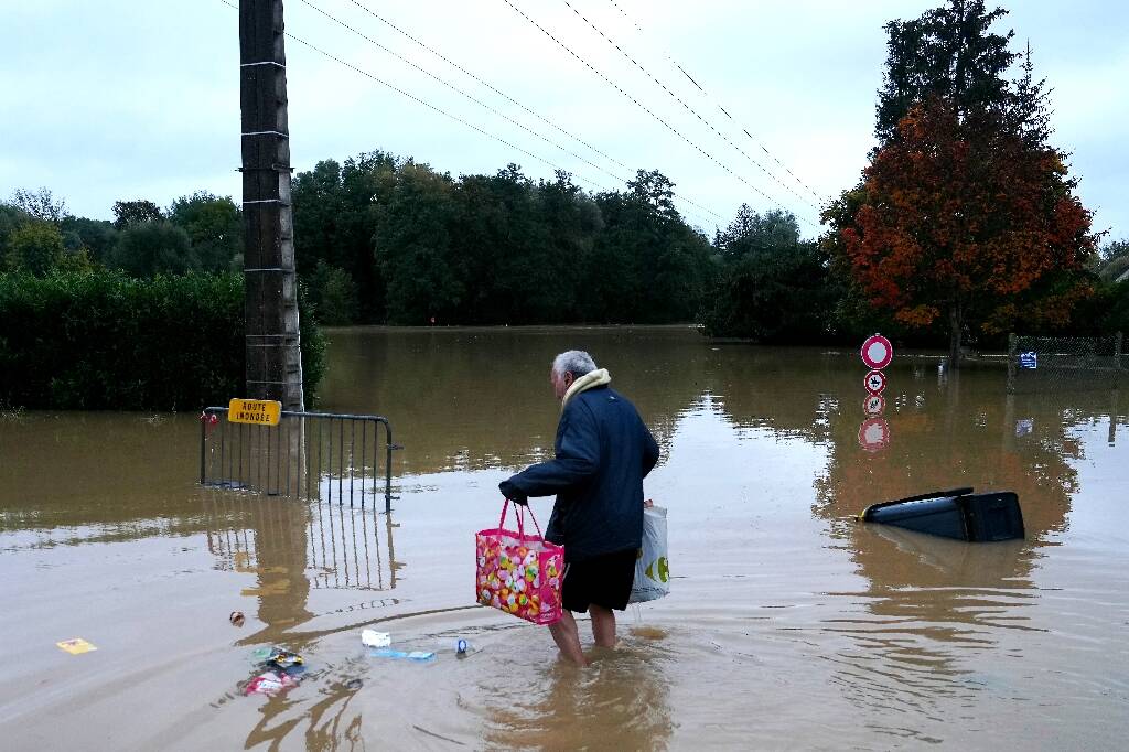 "Il faudrait qu'on ait du soutien et de l'aide": Rues inondées, écoles fermées, et logements sinistrés en Seine-et-Marne et Eure-et-Loir après la dépression Kirk