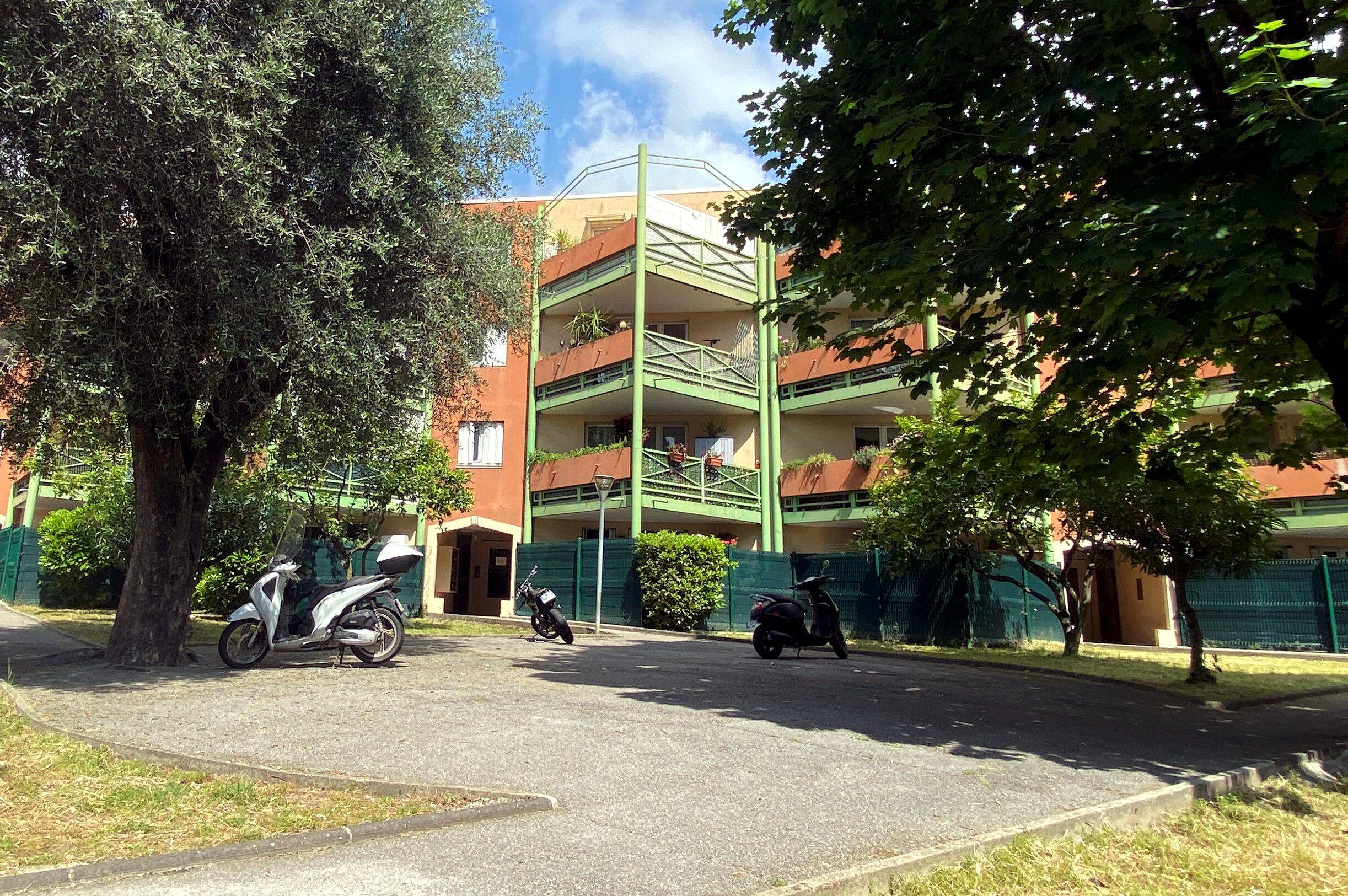 Une jeune fille chute du 3e étage d'un immeuble à Menton et se blesse gravement: une enquête ouverte