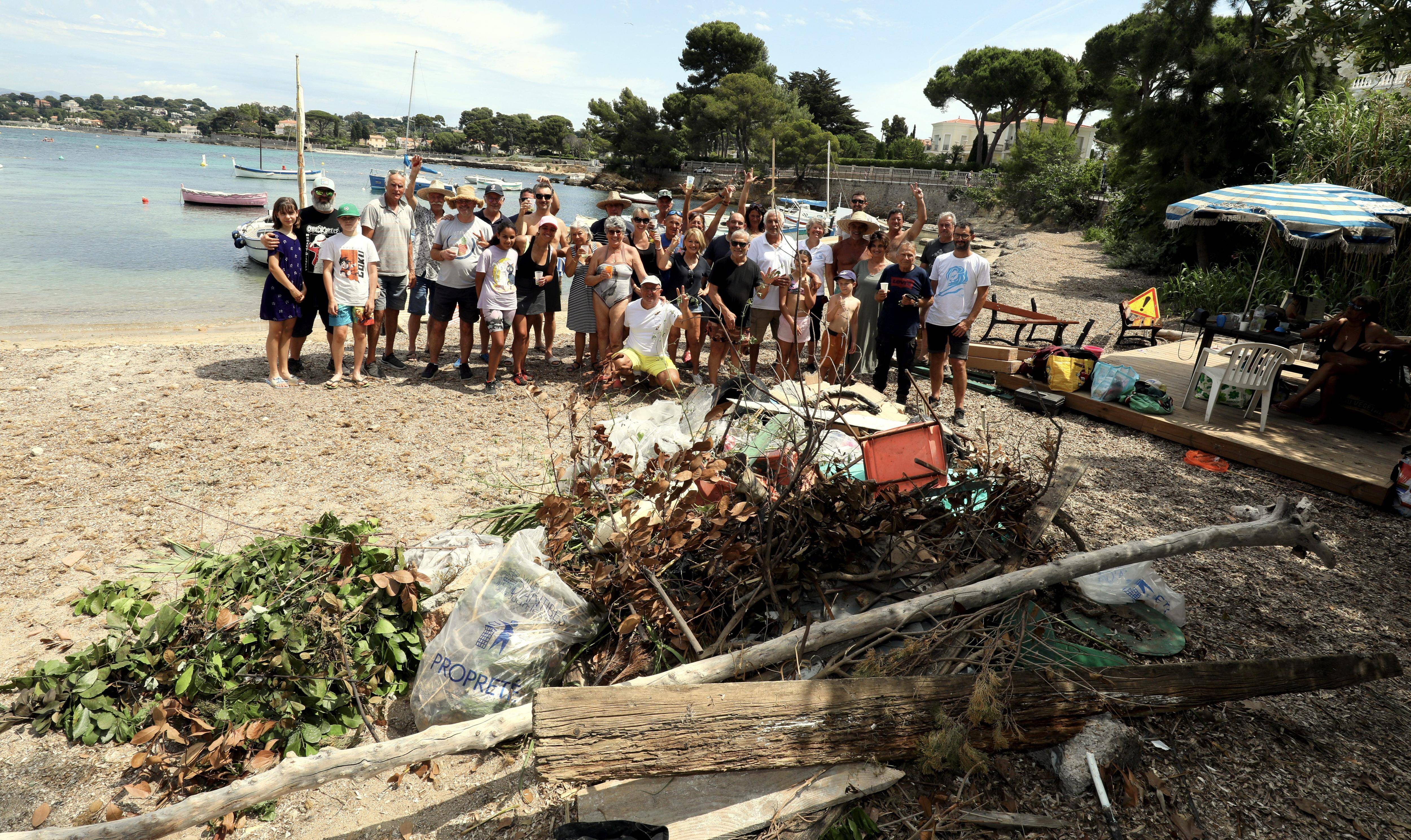Chaises, pneu, canettes... et même un aspirateur: les "trouvailles" des bénévoles lors du nettoyage de cette plage du cap d'Antibes