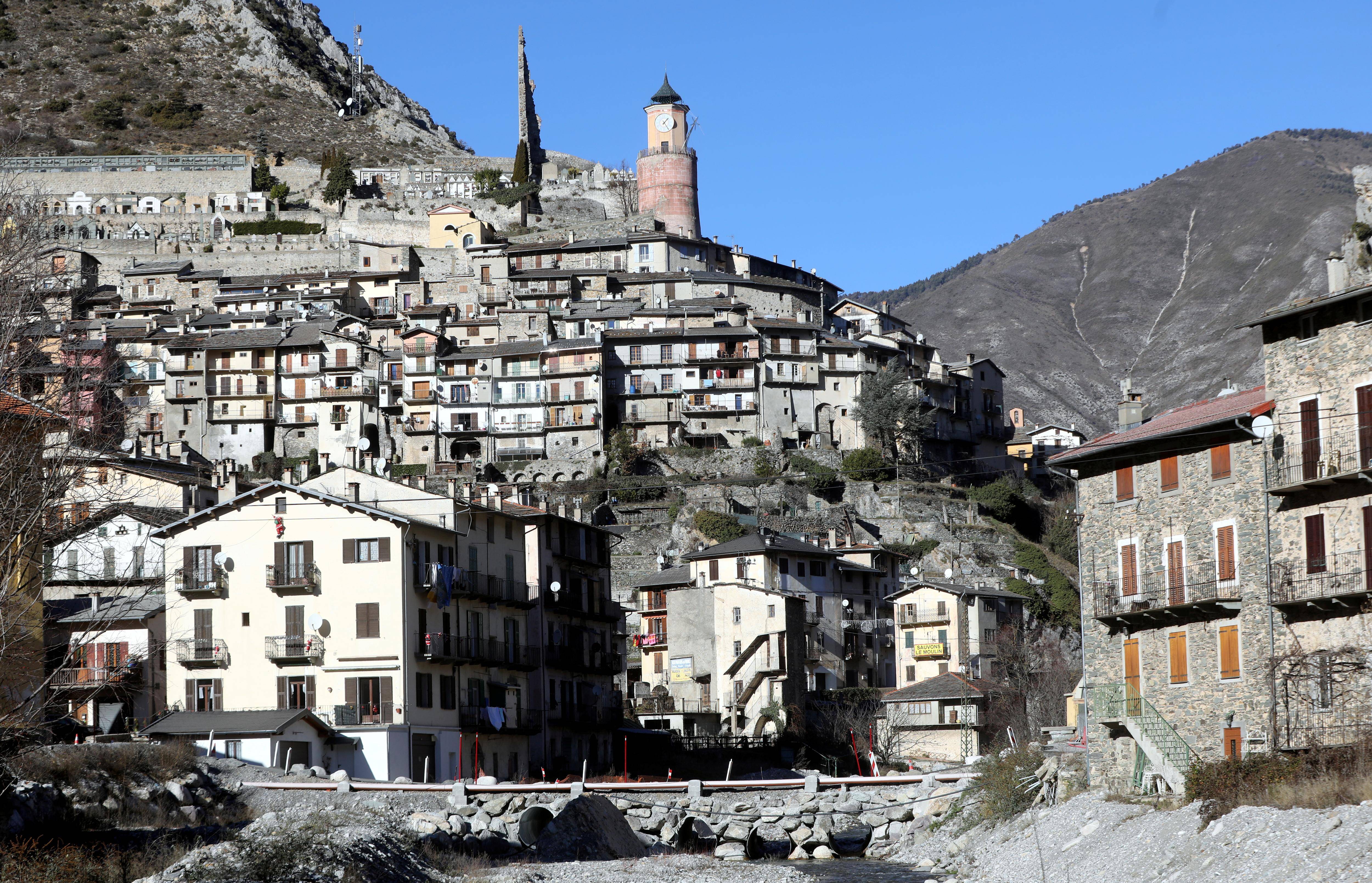 "Essayons le RN pour voir", "c'est une dictature"... Enquête sur le grand écart électoral aux élections européennes dans ces deux communes de la Côte d'Azur