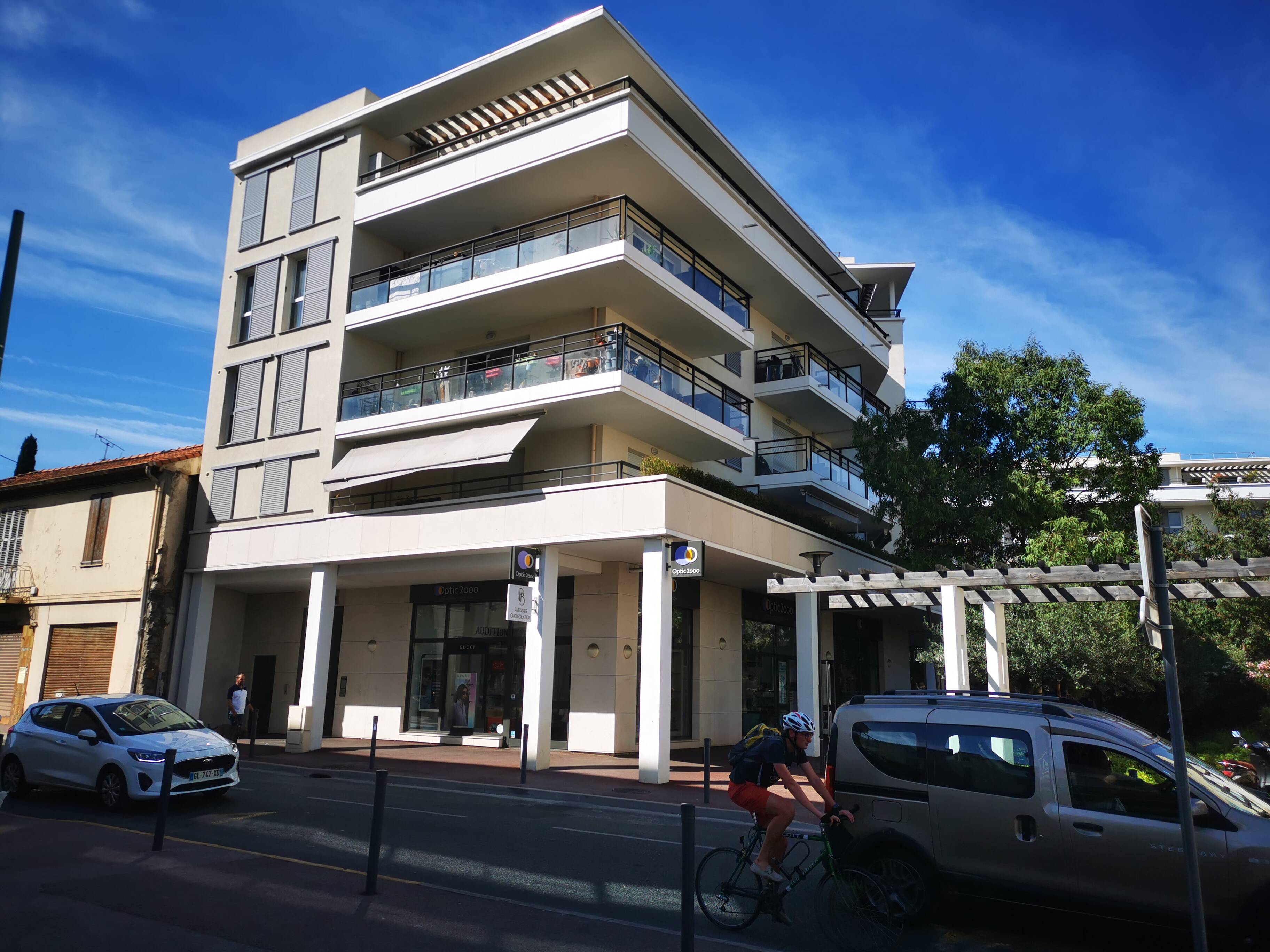 "50.000¬, ce n'est pas la fin du monde pour lui": tensions dans un nouvel immeuble du Cannet autour de panneaux solaires défectueux