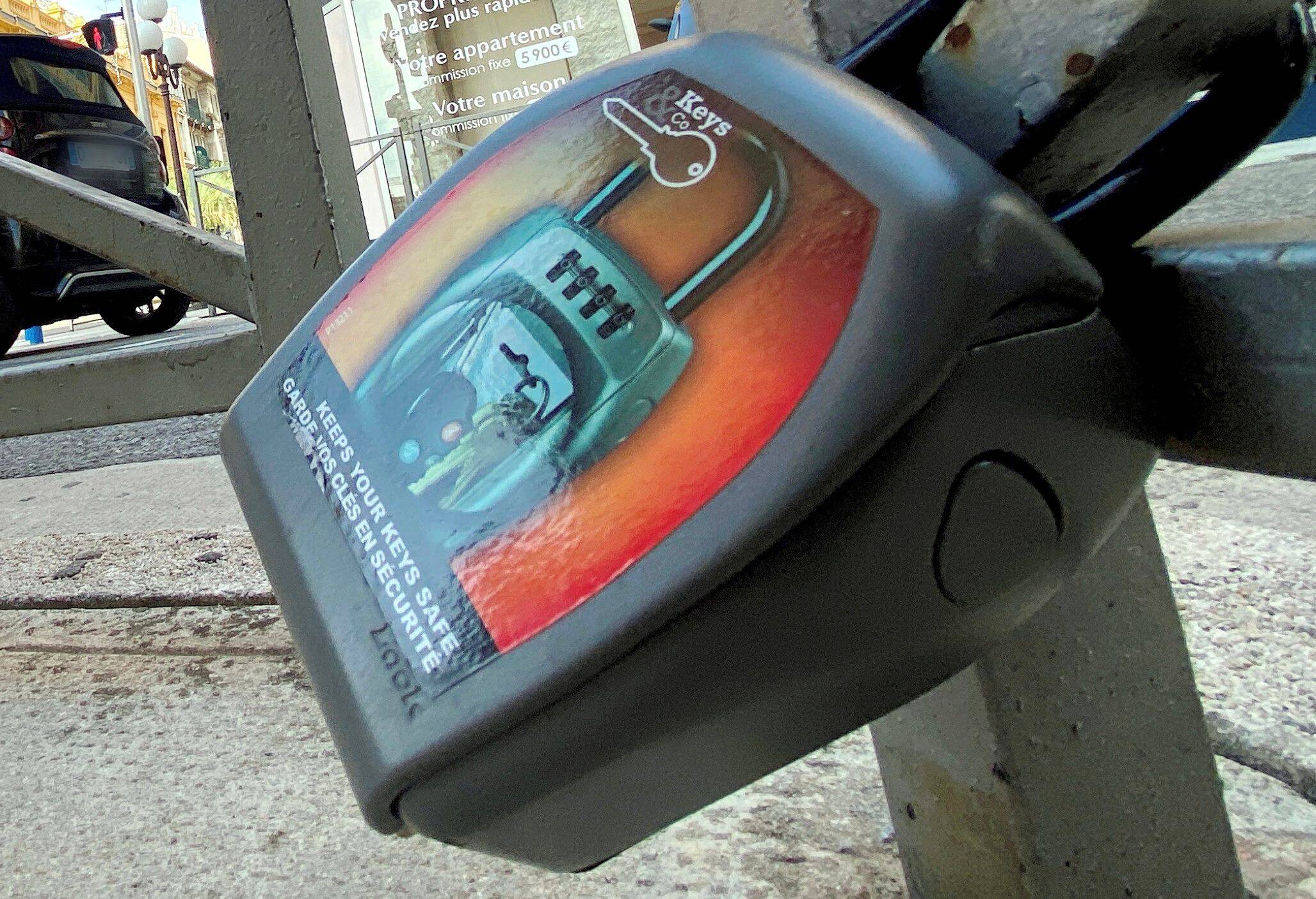 "Ça pullule de plus en plus": Beausoleil lance la chasse aux boîtes à clés Airbnb sur son mobilier urbain