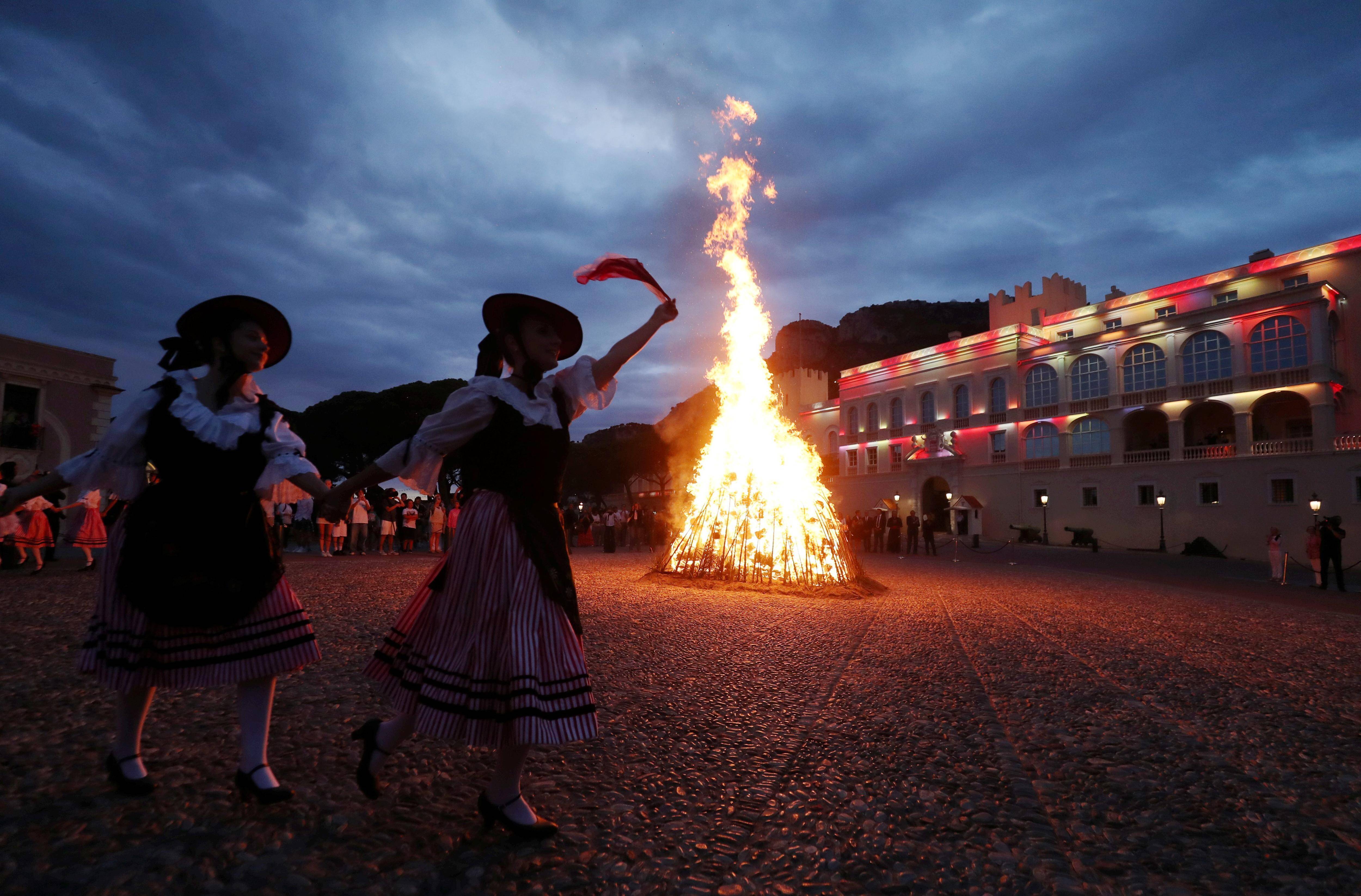 Le prince Albert II et les jumeaux princiers ont assisté aux célébrations du "batafoegu" sur la place du Palais à Monaco